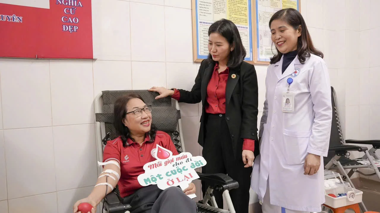 Tình nguyện viên hiến máu tại lễ ra mắt - H.H