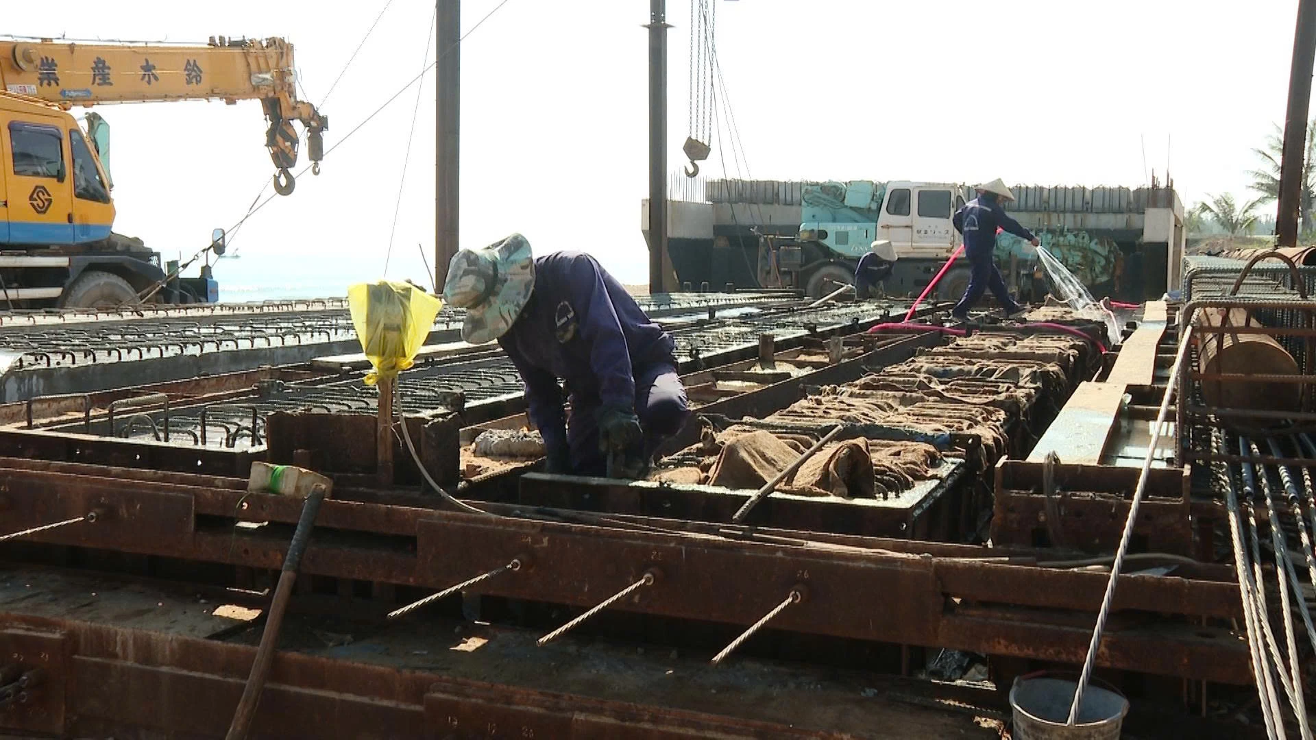 Dù là ngày Tết Dương lịch, nhưng không khí lao động vẫn hết sức khẩn trương - Ảnh: QV