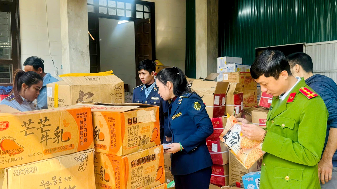 Hàng hóa không rõ nguồn gốc xuất xứ bị phát hiện, thu giữ  trong những ngày đầu ra quân tấn công, trấn áp tội phạm - Ảnh: C.A Q.T