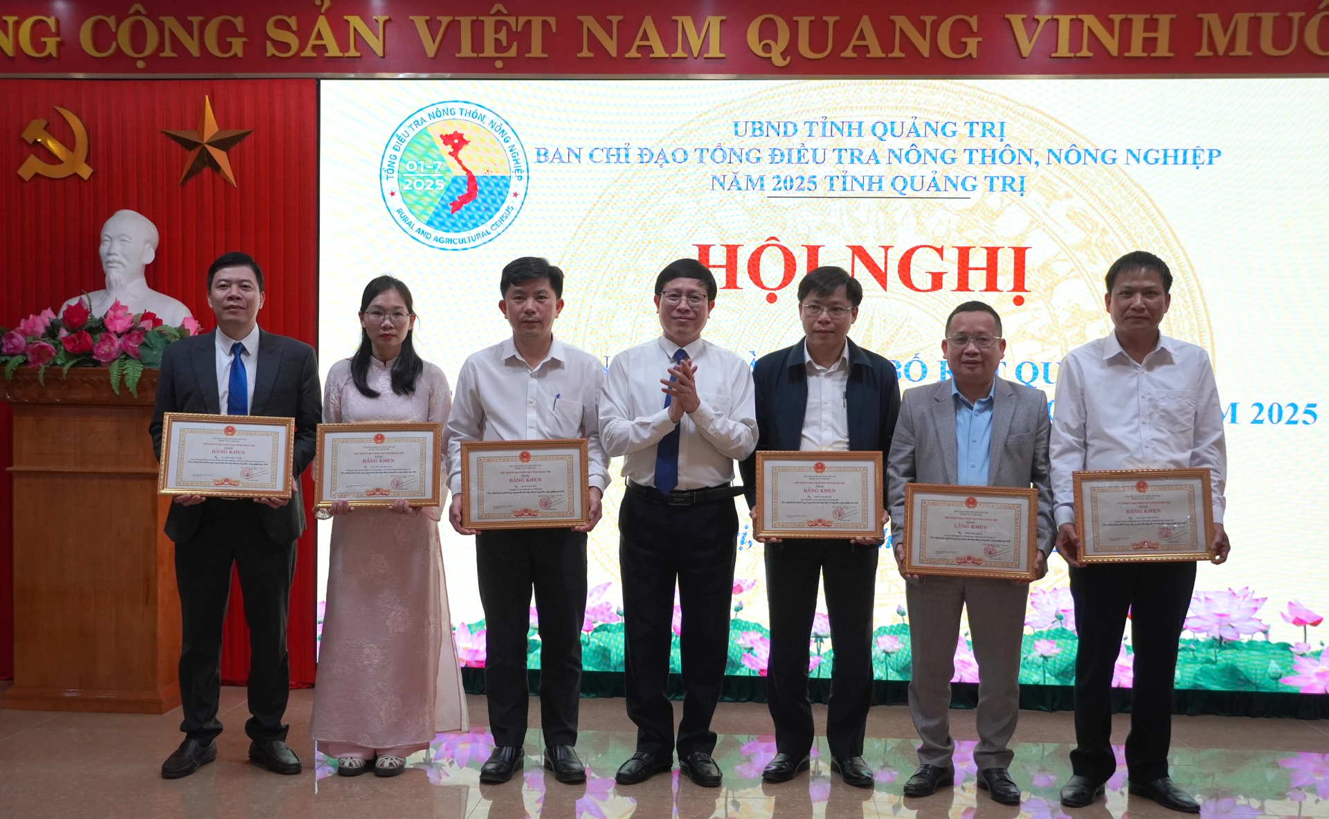 Đồng chí Quyền trưởng Thống kê tỉnh Trần Đình Hải trao bằng khen của Chủ tịch UBND tỉnh cho các cá nhân - Ảnh: H.Tr.