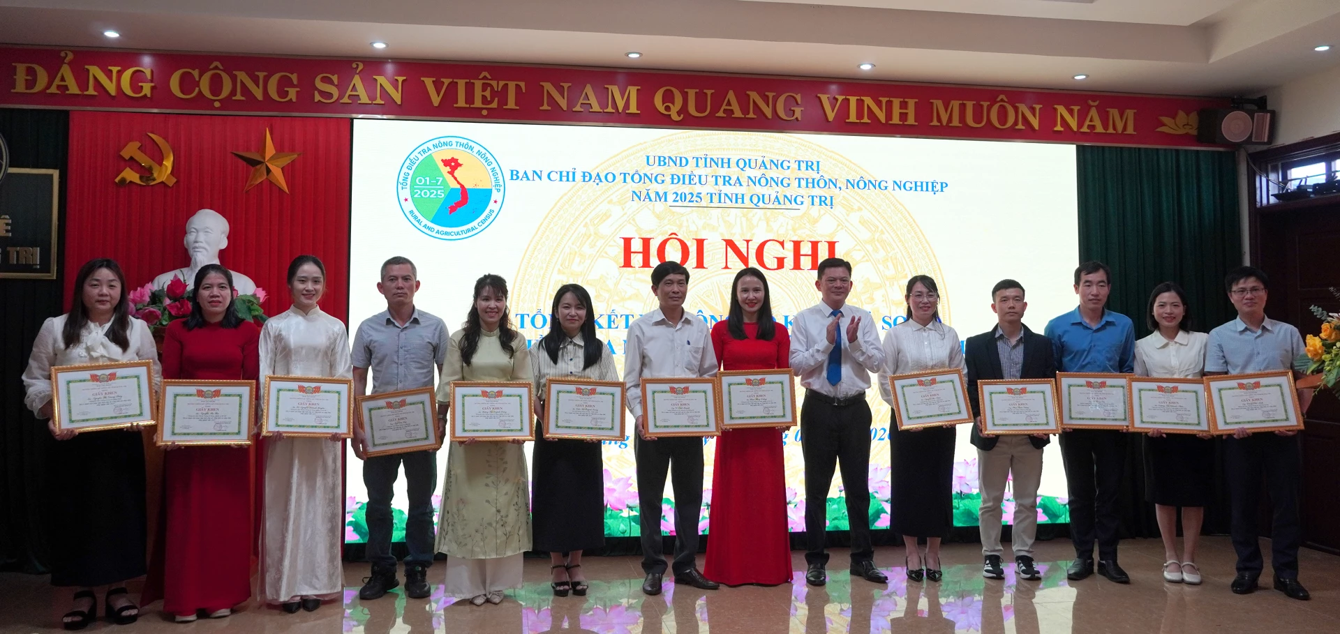 Đại diện lãnh đạo Thống kê tỉnh trao giấy khen tặng các cá nhân đạt thành tích trong thực hiện công tác Tổng điều tra NTNN năm 2025 - Ảnh: H.Tr.