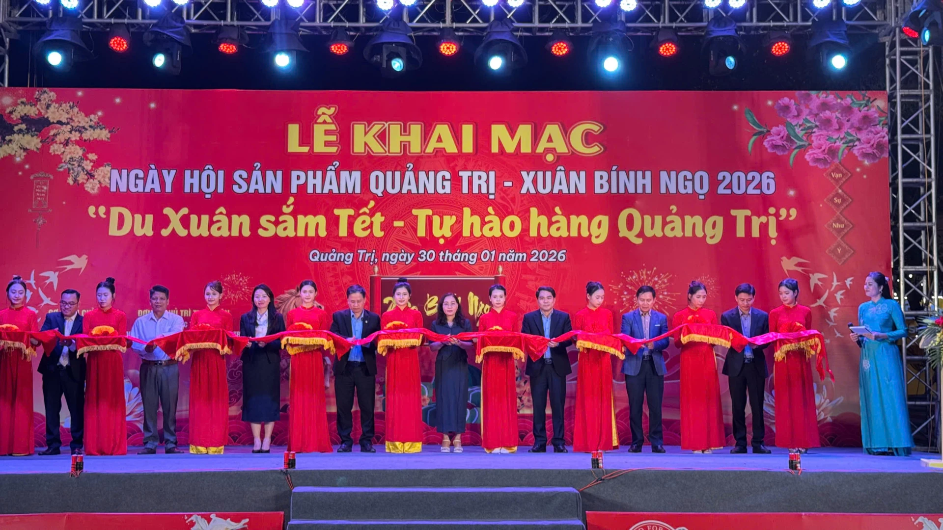 Các đại biểu cắt băng khai mạc ngày hội - Ảnh: MT