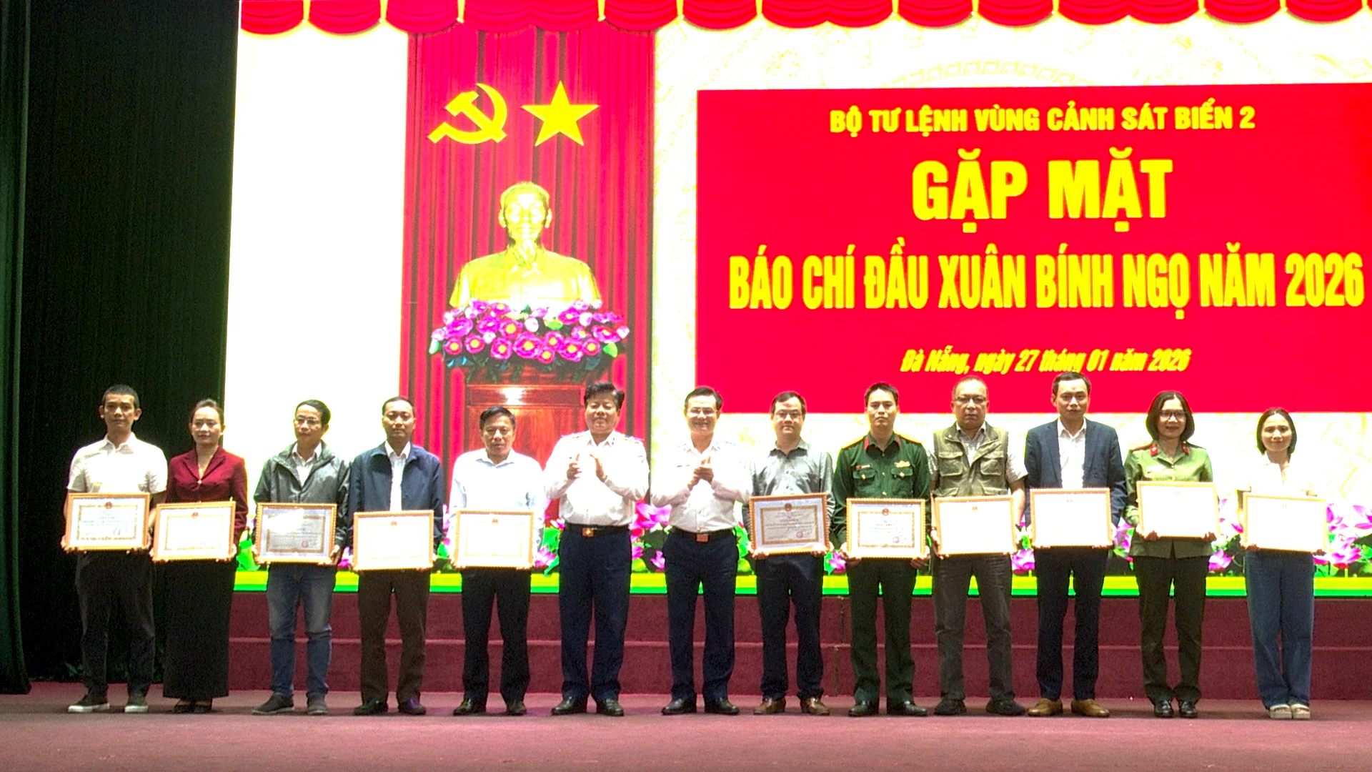 Tập thể phòng Thời sự Báo và PTTH Quảng Trị được  tặng bằng khen của Bộ Tư lệnh Cảnh sát biển Việt Nam - Ảnh: T.T