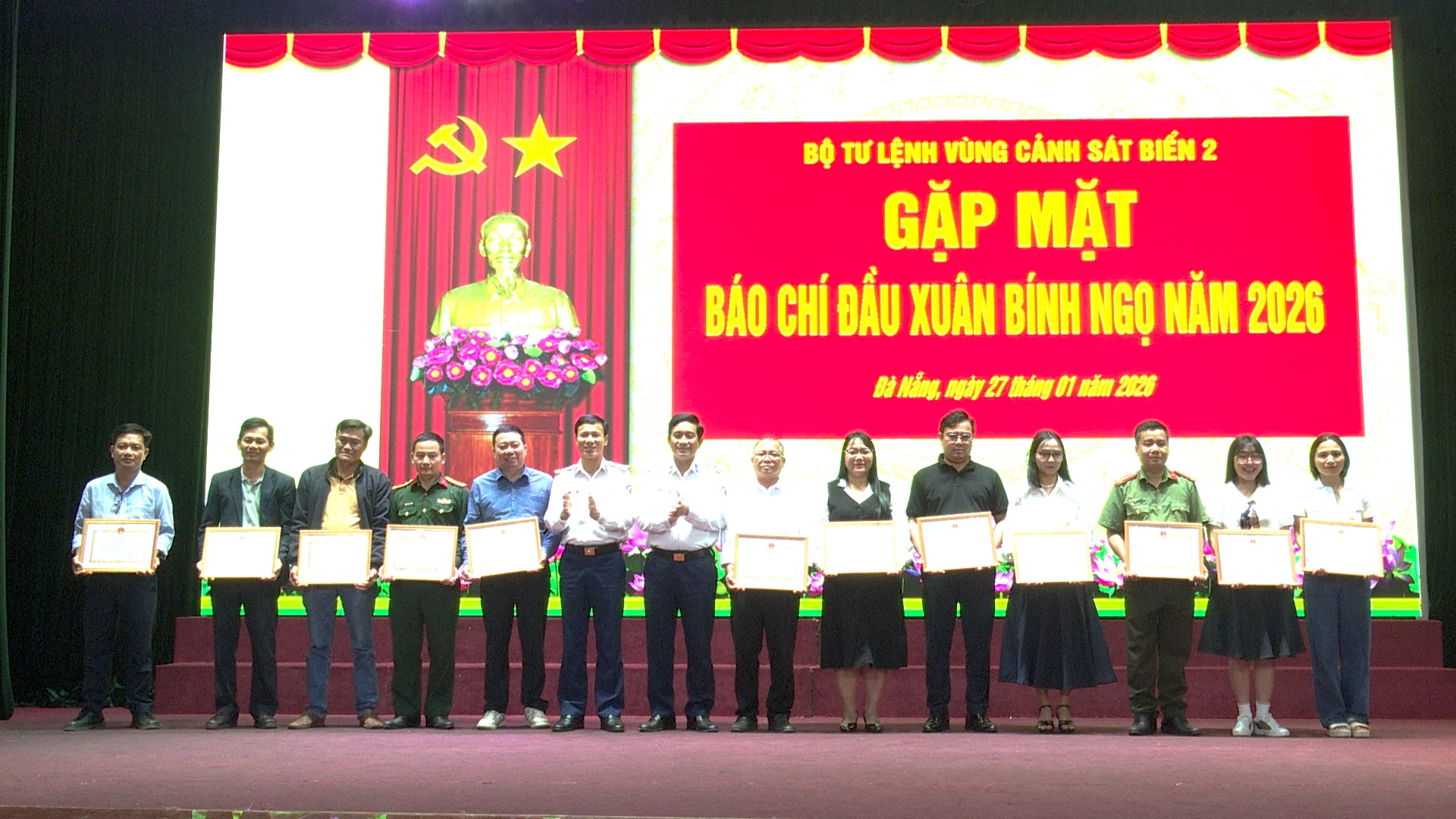 Các cá nhân được Bộ Tư lệnh Cảnh sát biển và Bộ Tư lệnh Vùng Cảnh sát biển 2 tặng Giấy khen - Ảnh: T.T