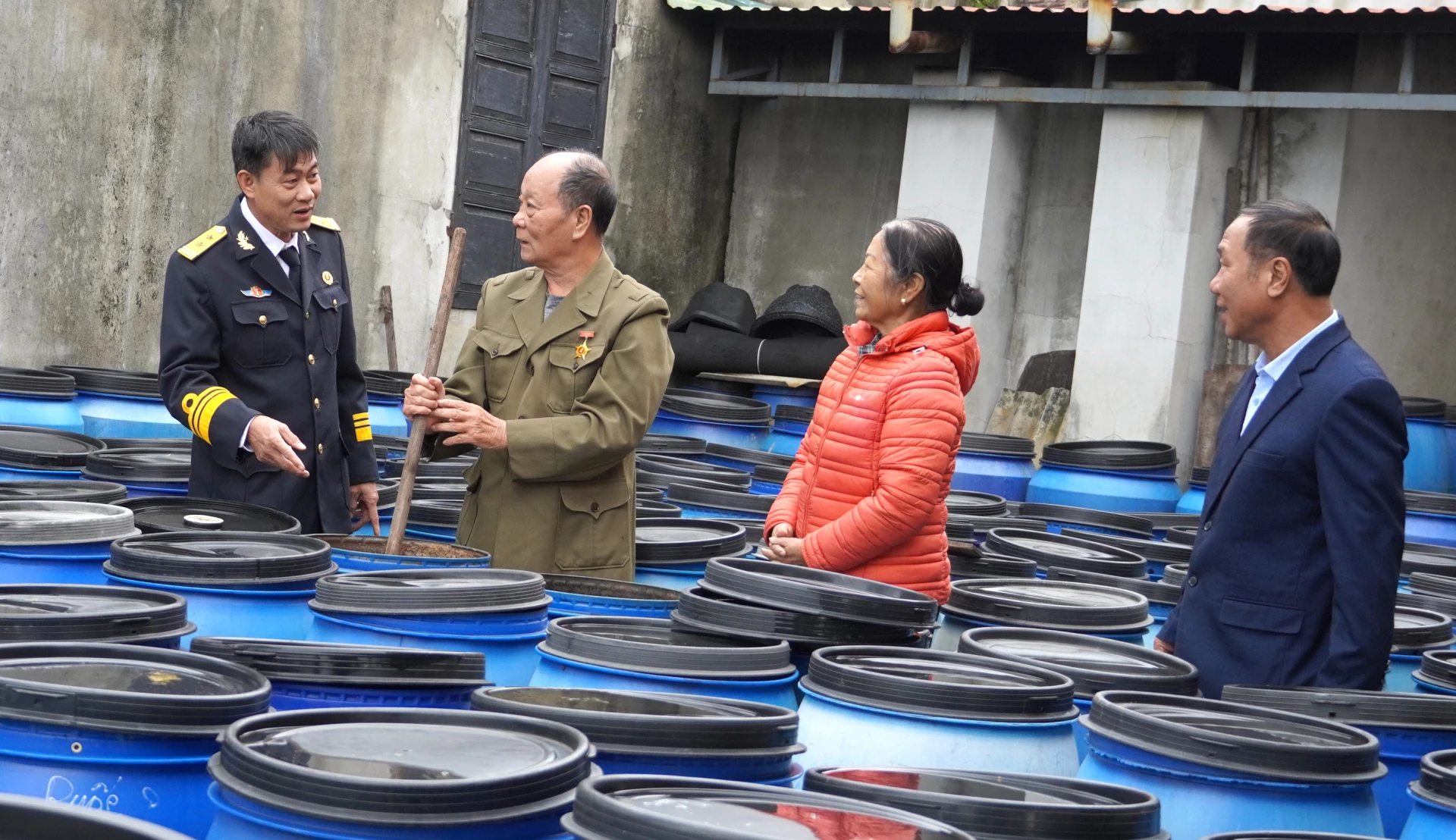 Gia đình hội viên cựu chiến binh Nguyễn Công Định vừa có tàu ra khơi vừa mở rộng hậu cần nghề cá - Ảnh: H.TR