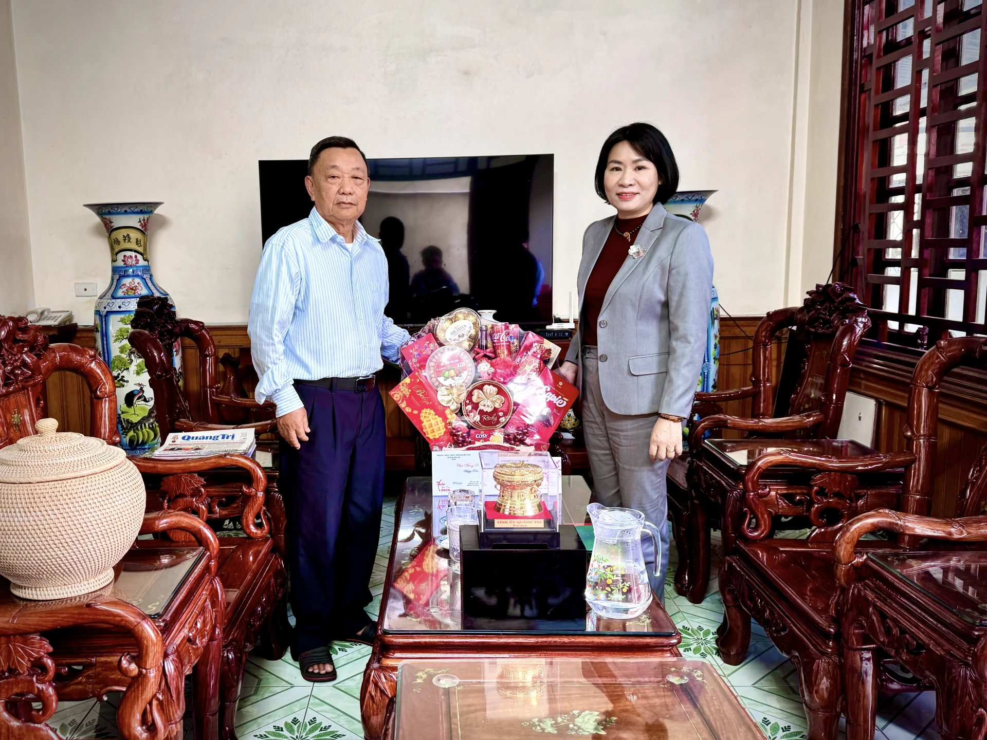 Đồng chí Phạm Thị Minh Huệ, Ủy viên Ban Thường vụ Tỉnh ủy, Chủ nhiệm Ủy ban Kiểm tra Tỉnh ủy chúc Tết gia đình đồng chí Cao Văn Đàn, nguyên Chủ nhiệm Ủy ban Kiểm tra Tỉnh ủy Quảng Bình cũ - Ảnh: Quang Ngọc.