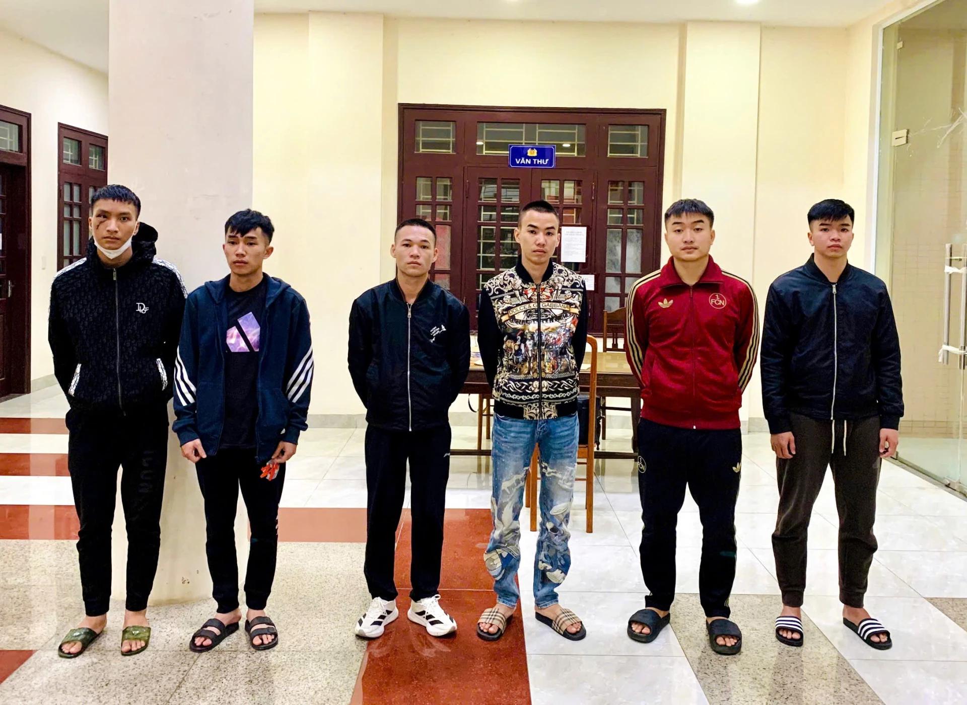 Đối tượng cầm đầu Nguyễn Văn Tuấn (thứ ba từ phải qua) cùng đồng bọn tại cơ quan Công an.