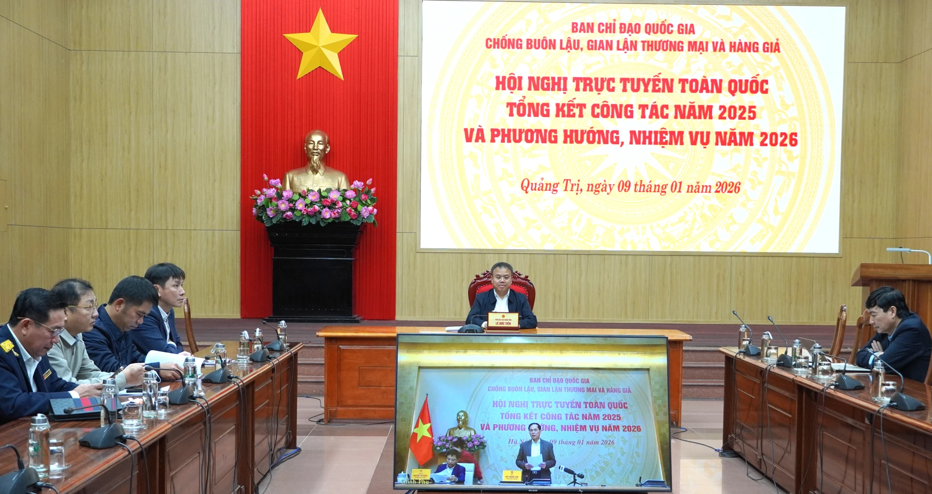 Đồng chí Lê Đức Tiến, Phó Chủ tịch UBND tỉnh, chủ trì hội nghị trực tuyến tại điểm cầu tỉnh Quảng Trị. Ảnh: H.Tr.