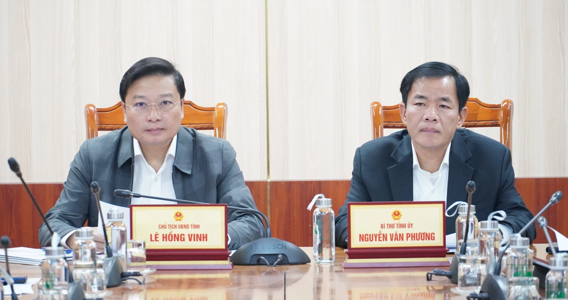 Đồng chí Nguyễn Văn Phương, Bí thư Tỉnh ủy và đồng chí Lê Hồng Vinh, Phó Bí thư Tỉnh ủy, Chủ tịch UBND tỉnh chủ trì hội nghị tại điểm cầu Quảng Trị - Ảnh: QV