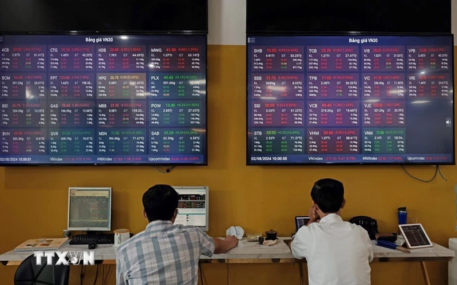 Khách hàng giao dịch tại Hội sở chính Công ty Chứng khoán Bảo Việt tại Hà Nội. (Ảnh: Trần Việt/TTXVN)