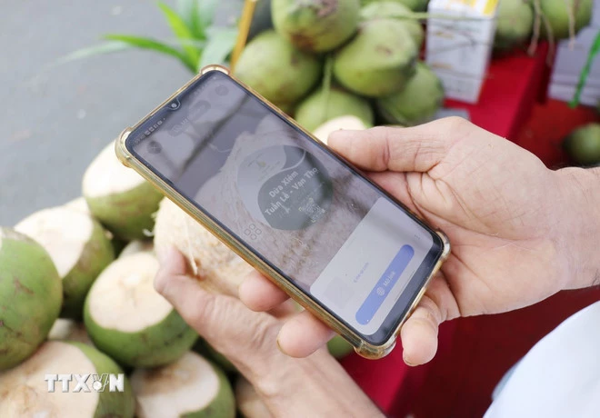 Ứng dụng quét mã QRCode truy xuất nguồn gốc sản phẩm nông sản. (Ảnh: Nguyễn Thành/TTXVN)