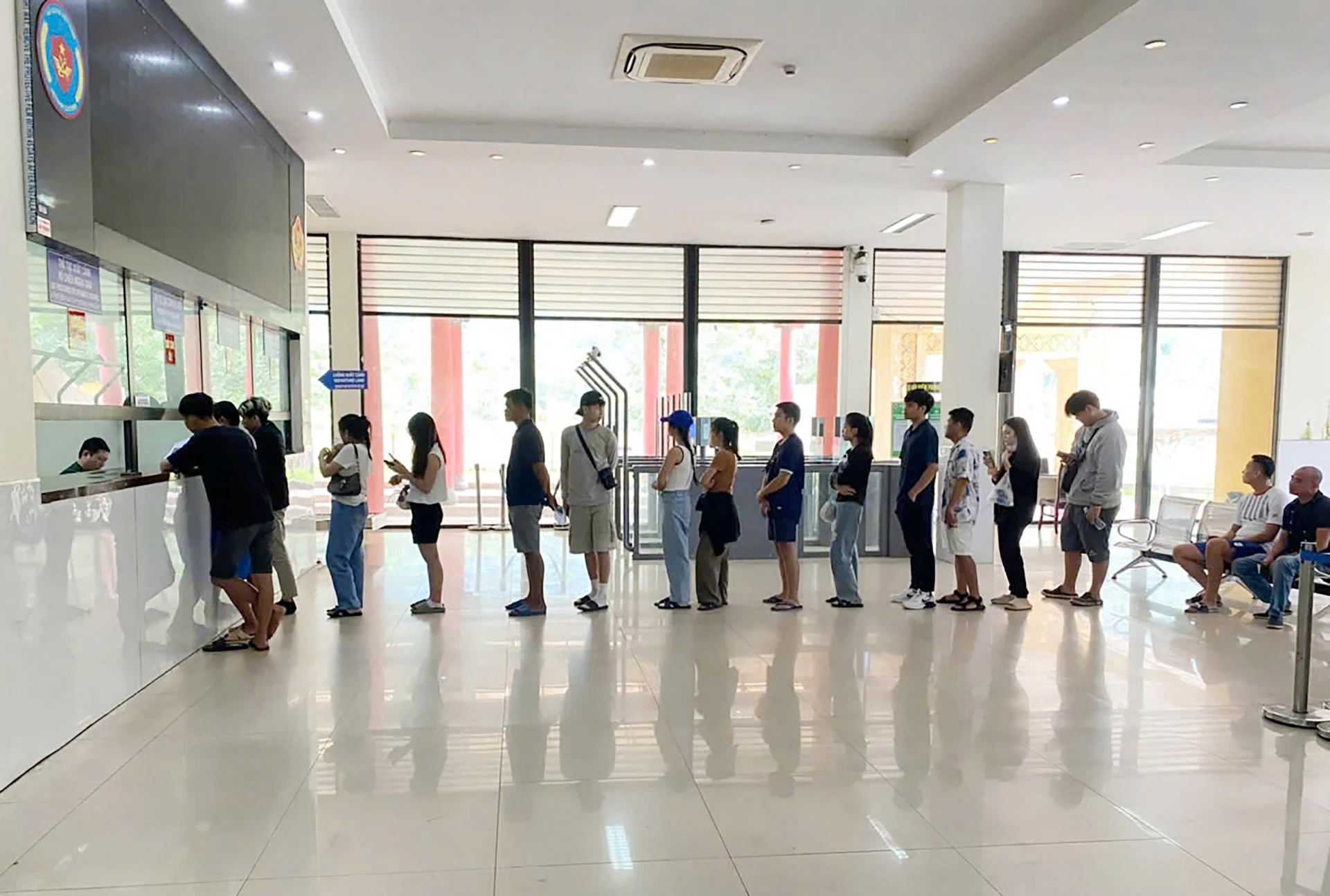 Các biện pháp kiểm dịch y tế, kiểm tra hành khách, phương tiện và hàng hóa từ vùng dịch được tăng cường - Ảnh: H.L.