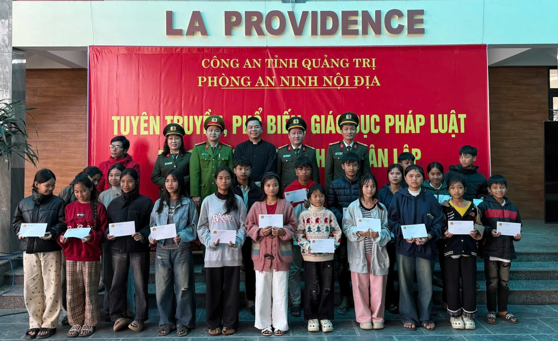 Tặng học bổng cho các học sinh. 