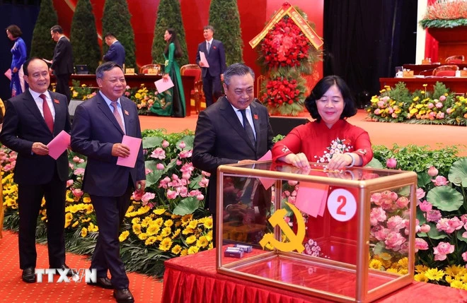 Đại biểu bỏ phiếu bầu Ban Chấp hành Đảng bộ Thành phố Hà Nội khóa XVIII, nhiệm kỳ 2025-2030. (Ảnh: Văn Điệp/TTXVN)