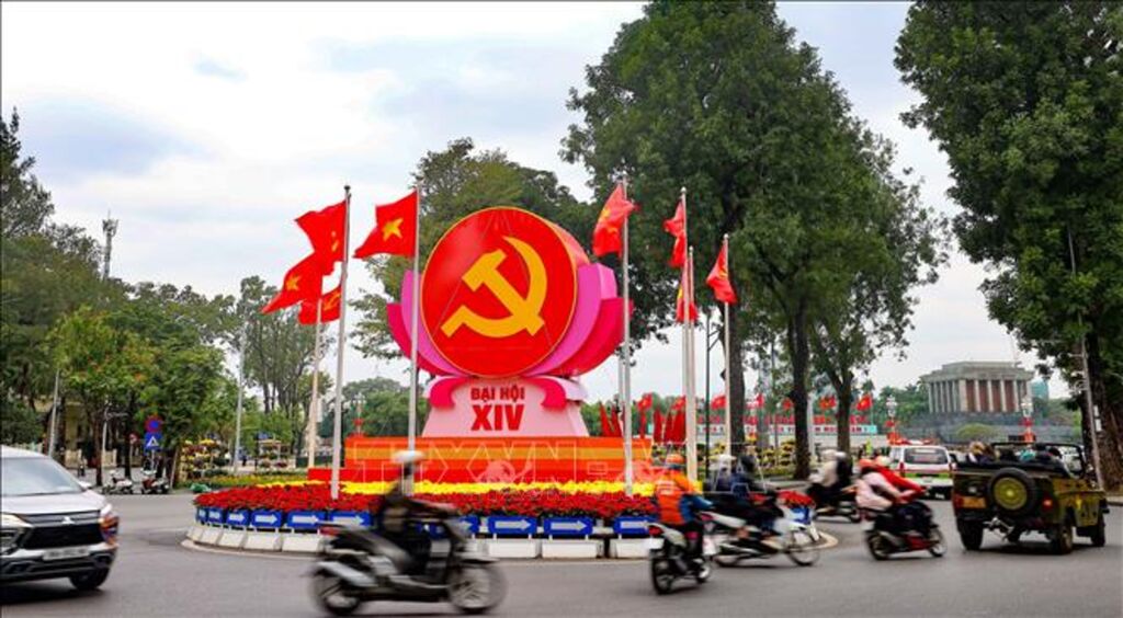 Biểu tượng búa liềm, cờ Đảng, cờ Tổ quốc chào mừng Đại hội đại biểu toàn quốc lần thứ XIV của Đảng được trang trí gần Lăng Chủ tịch Hồ Chí Minh. Ảnh: Thanh Tùng/TTXVN