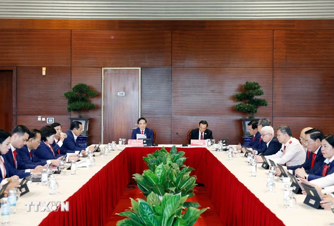 Đoàn đại biểu Đảng bộ Thành phố Hồ Chí Minh thảo luận các văn kiện Đại hội tại Đoàn. (Ảnh: TTXVN)