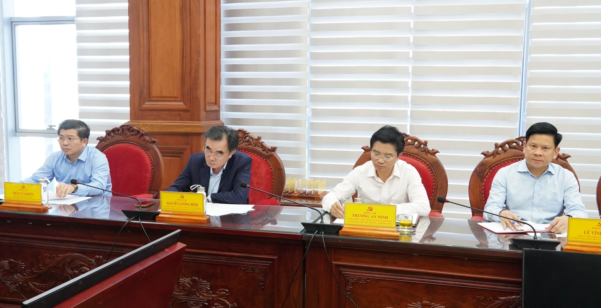 Đại biểu tham dự phiên họp - Ảnh: QV