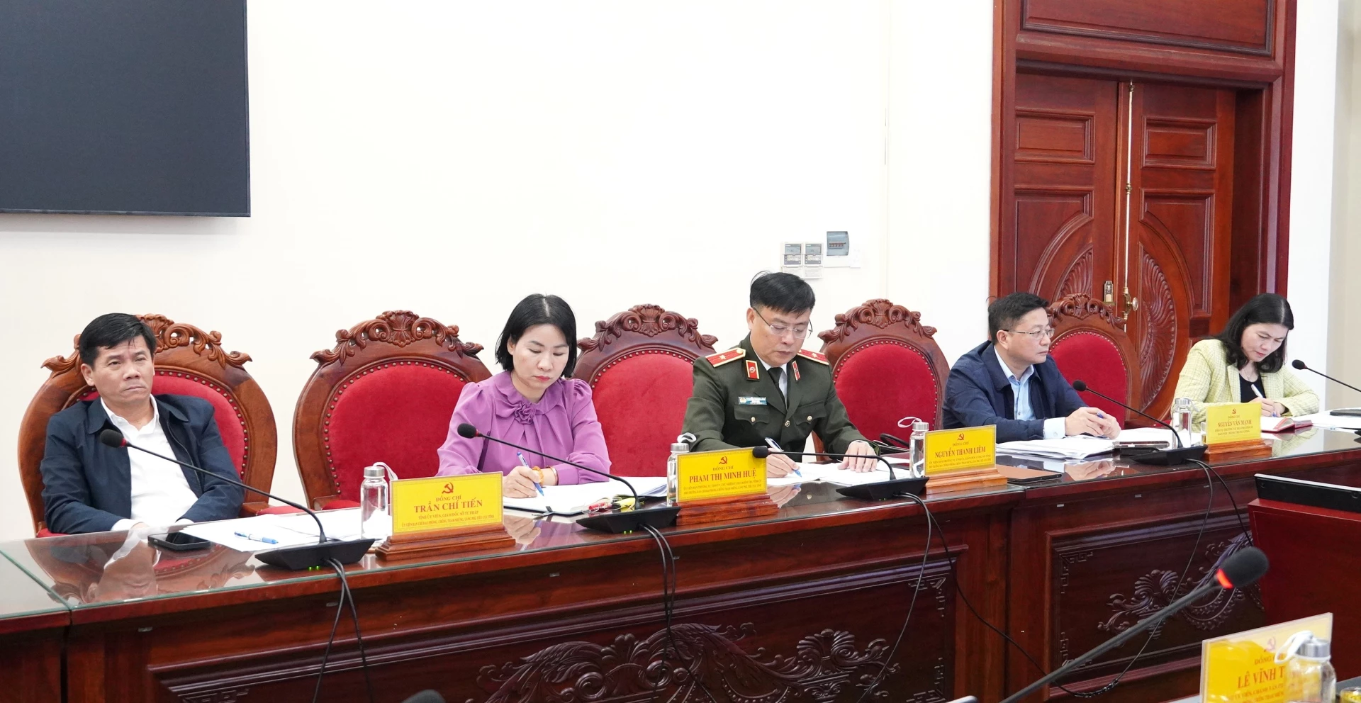 Đại biểu dự phiên họp - Ảnh: QV