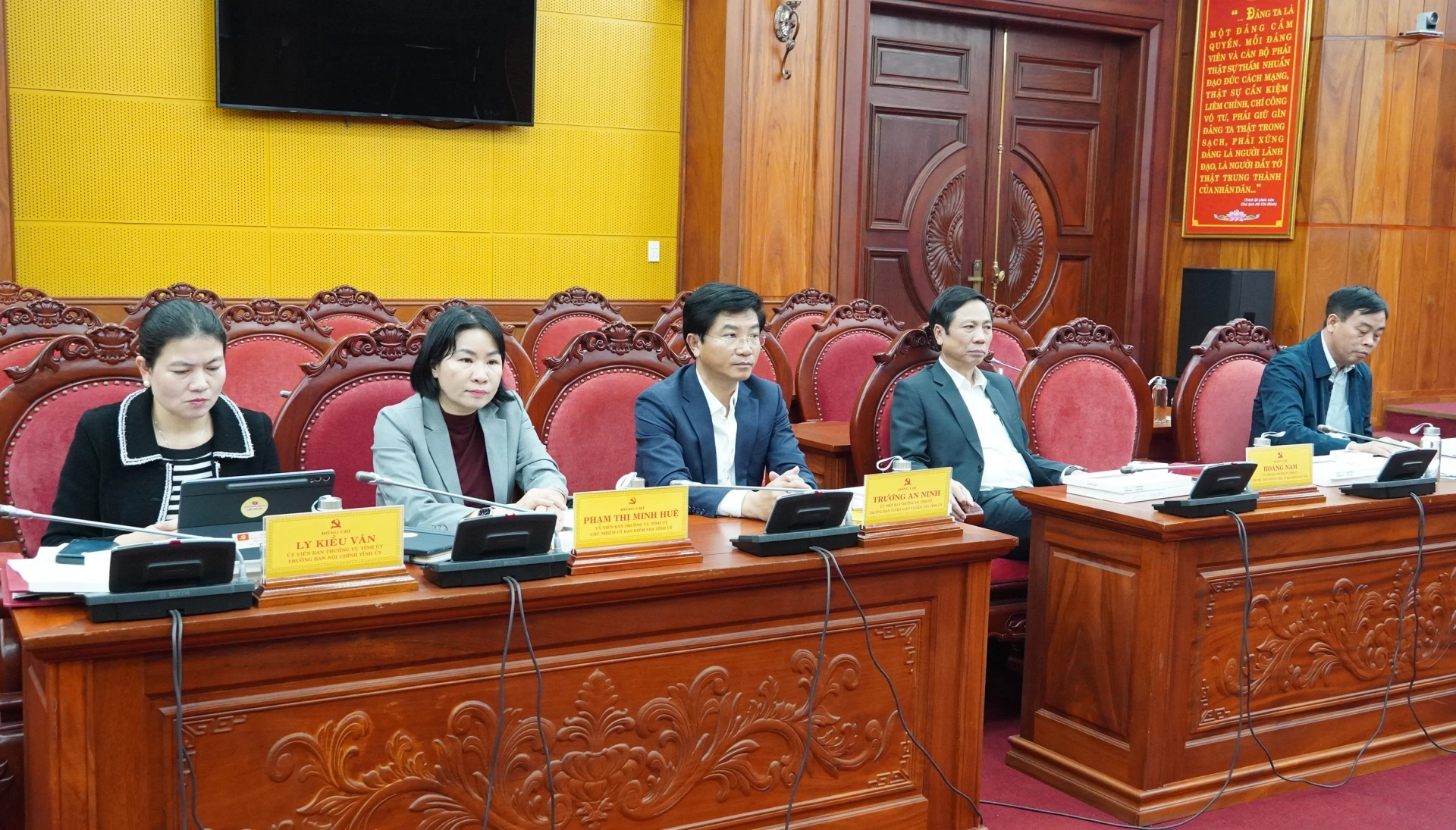 Đại biểu tham dự phiên họp - Ảnh: QV