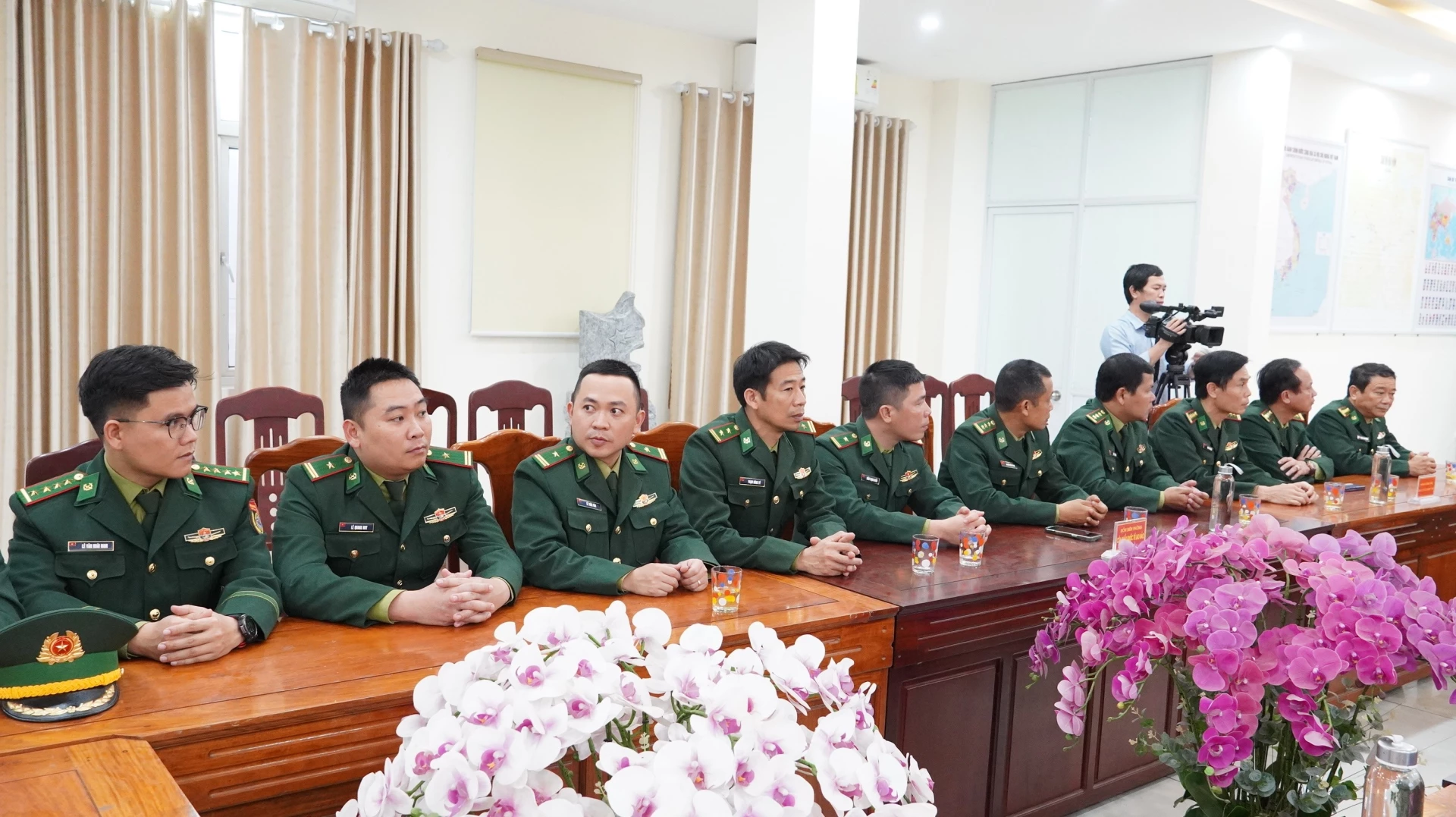 Đại biểu tham dự buổi lễ - Ảnh: QV