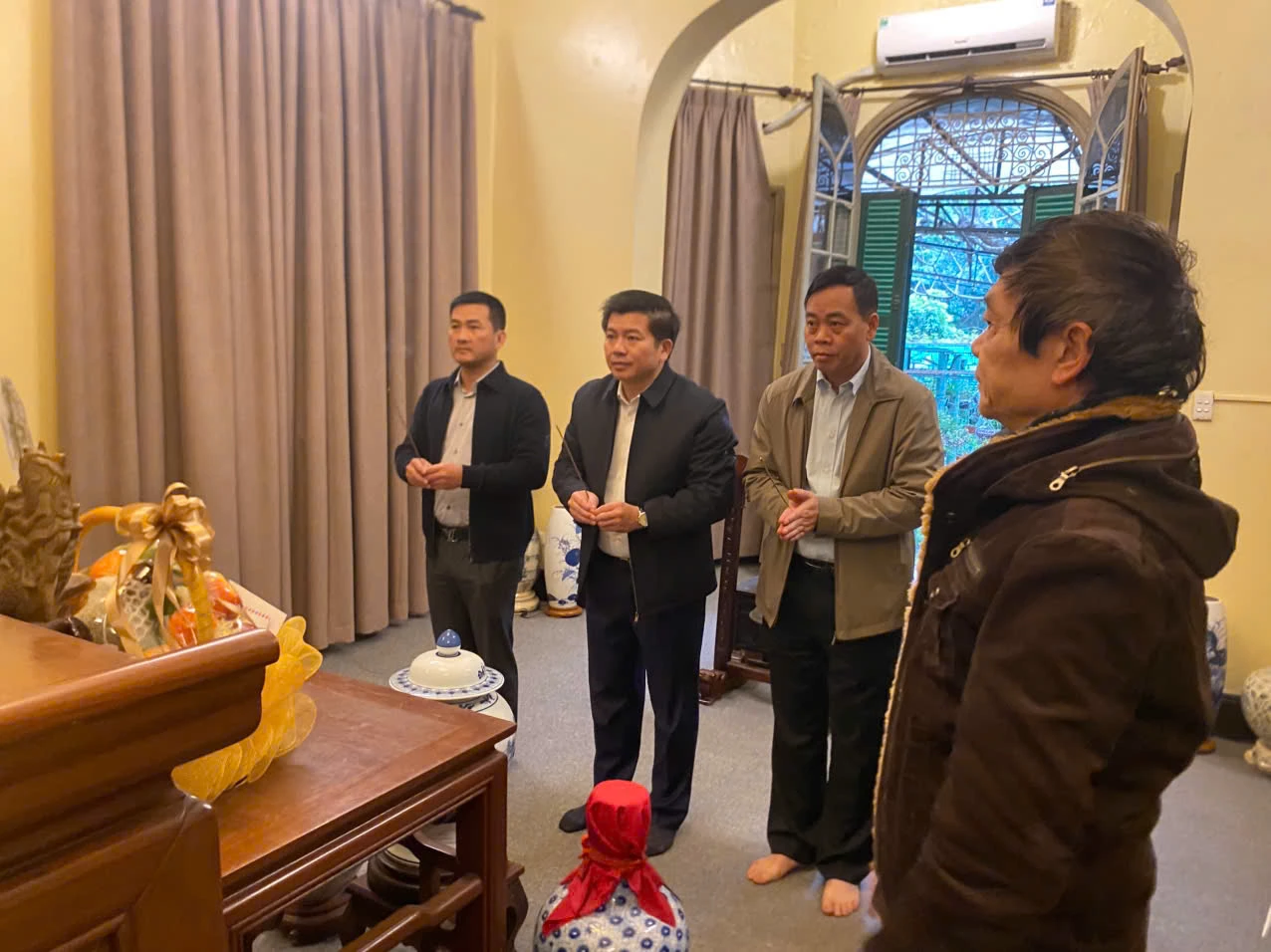 Các đồng chí lãnh đạo tỉnh dâng hương tưởng nhớ Đại tướng Võ Nguyên Giáp - Ảnh: CTV