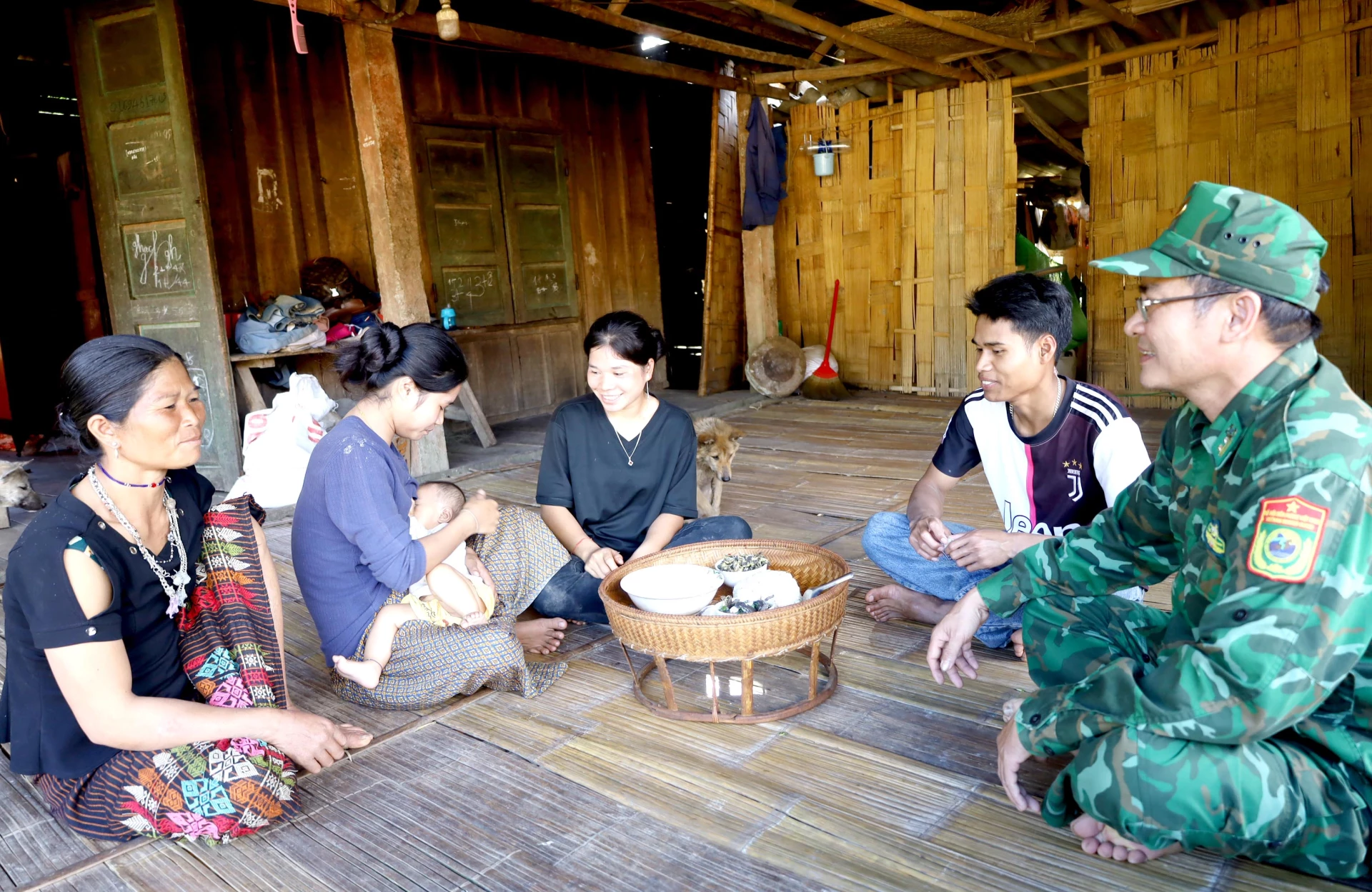 Trung tá Nguyễn Hồng Cường, nhân viên Đội trinh sát Đồn Biên phòng Cà Roòng, thành viên tổ “Đảng viên bám bản” tại bản A Ki nắm bắt tâm tư của người dân - Ảnh: V.M
