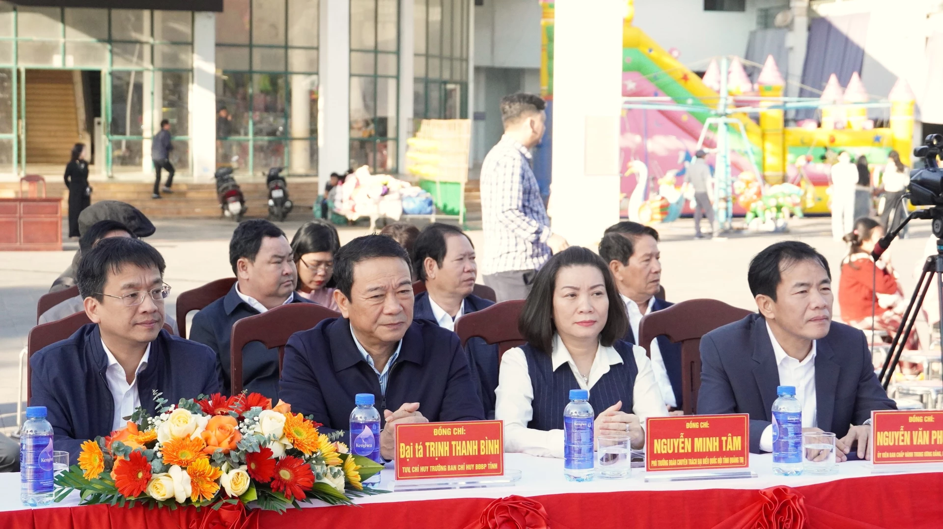 Đại biểu tham dự phiên chợ - Ảnh: QV