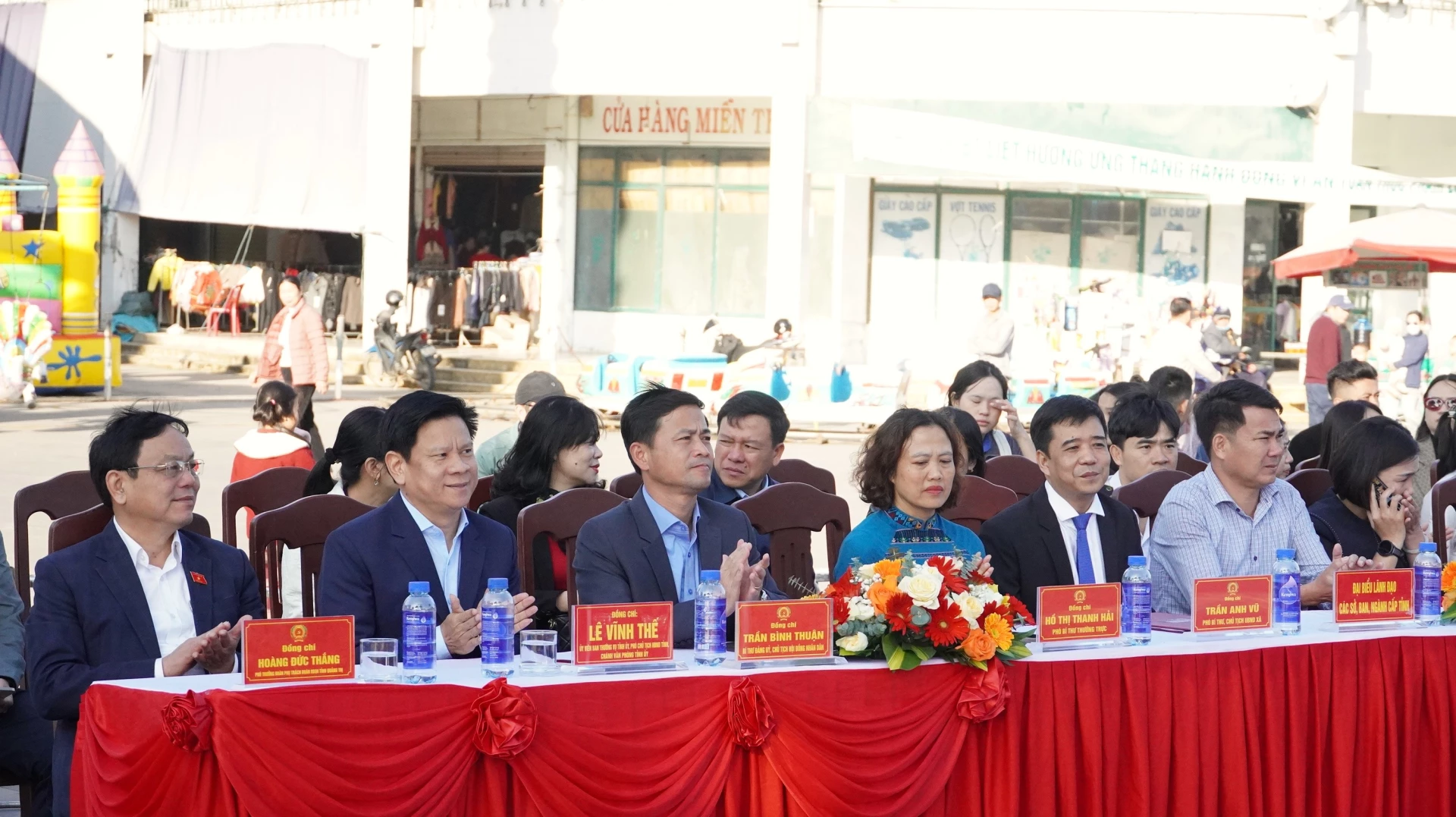 Đại biểu tham dự phiên chợ - Ảnh: QV