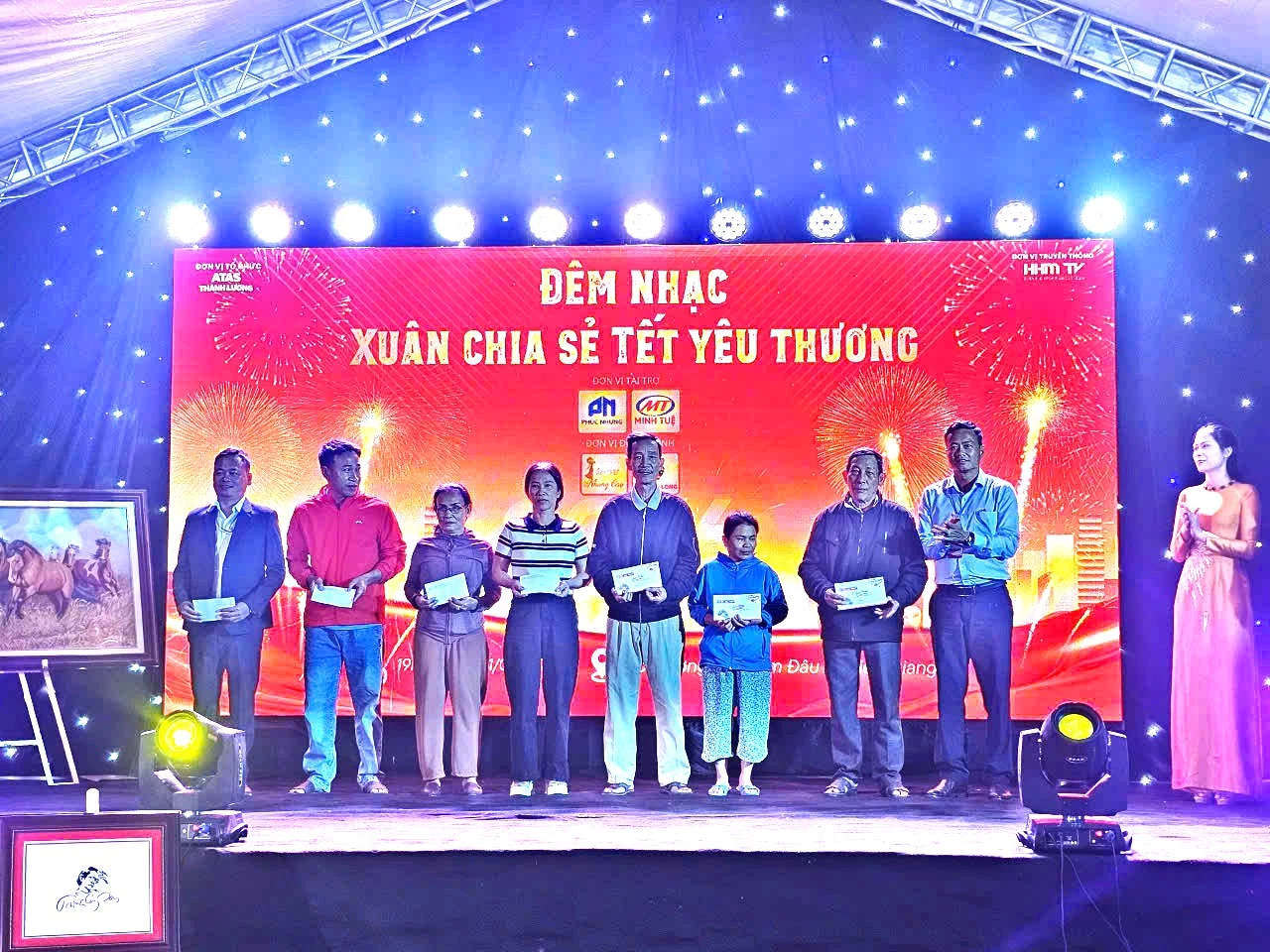 Trao quà cho các hoàn cảnh khó khăn trên địa bàn xã Hiếu Giang - Ảnh: MT