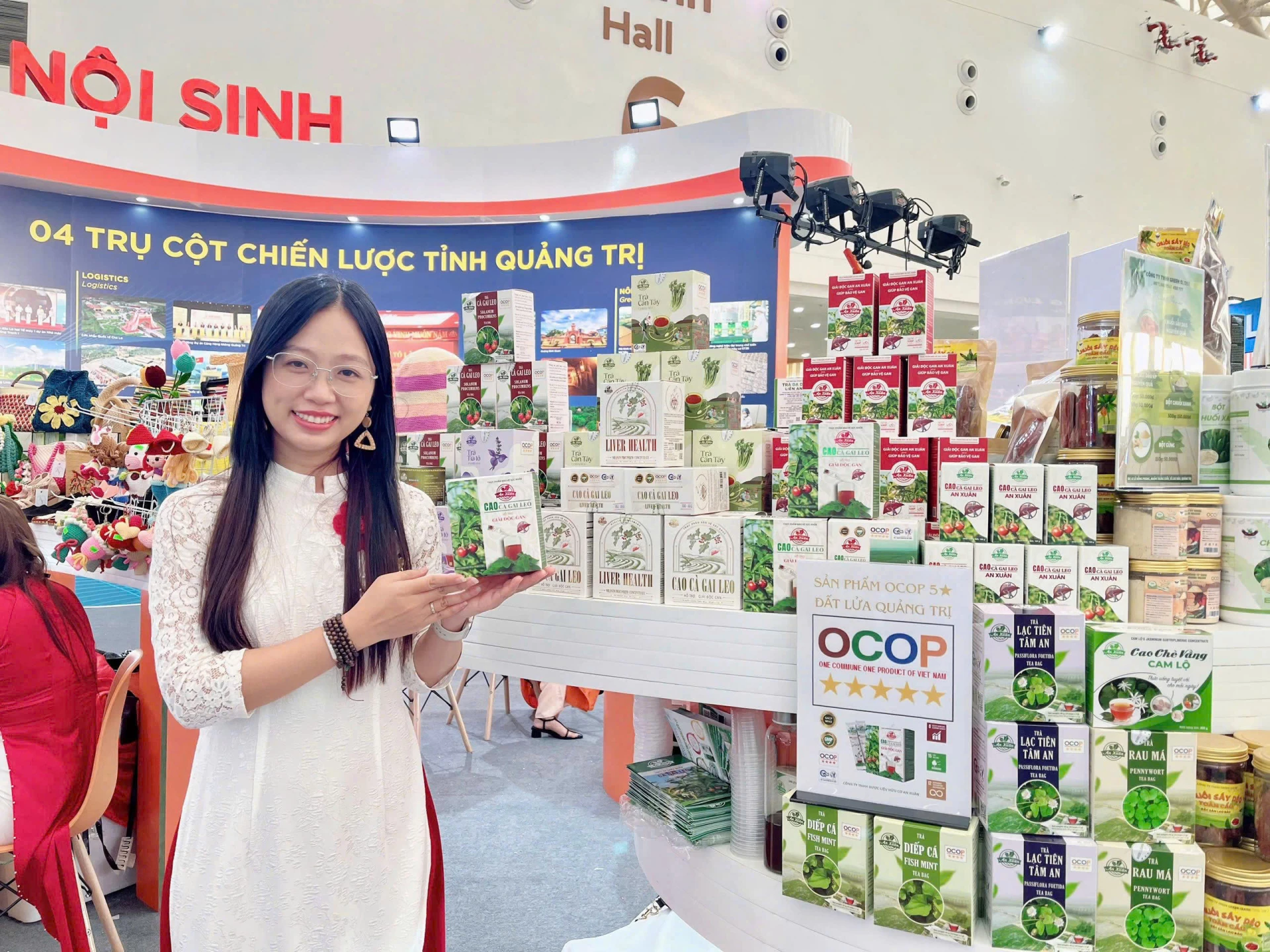 Bà Trần Lê Quỳnh Diễm giới thiệu sản phẩm dược liệu hữu cơ An Xuân tại Hội chợ Mùa thu Hà Nội vào tháng 10/2025 -Ảnh: NVCC