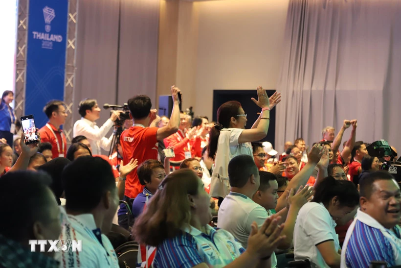 Người hâm mộ hò reo mừng chiến thắng của Việt Nam. (Ảnh: Đỗ Sinh/TTXVN )