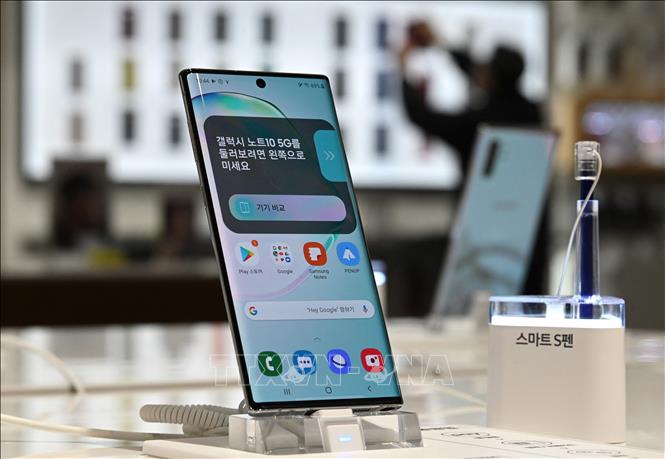 Các mẫu điện thoại thông minh của Samsung được bày bán tại cửa hàng ở Seoul, Hàn Quốc. Ảnh: AFP/TTXVN