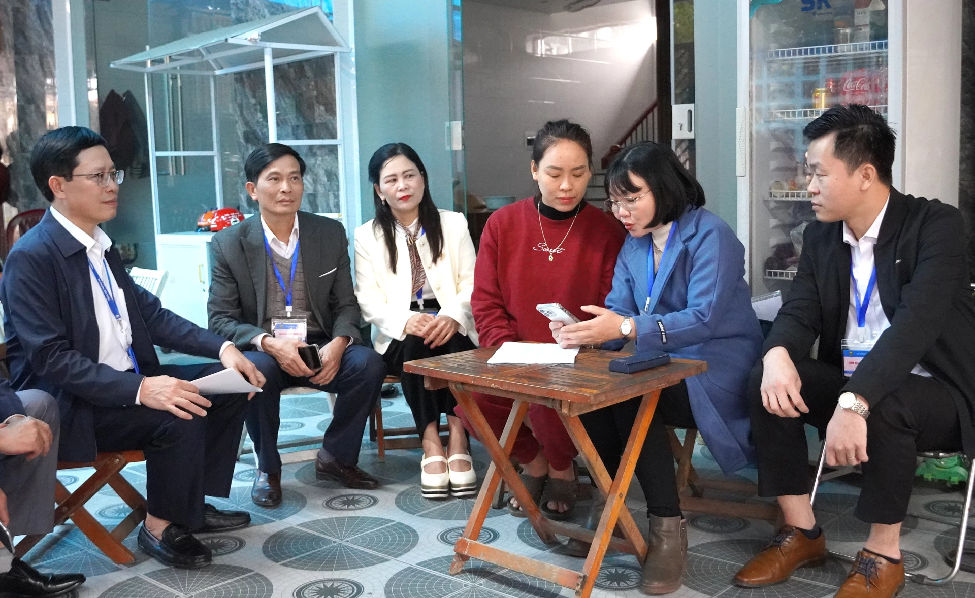 Tổ công tác thực hiện điều tra tại một cơ sở kinh doanh cá thể trên địa bàn phường Đồng Hới. Ảnh: H.Tr.