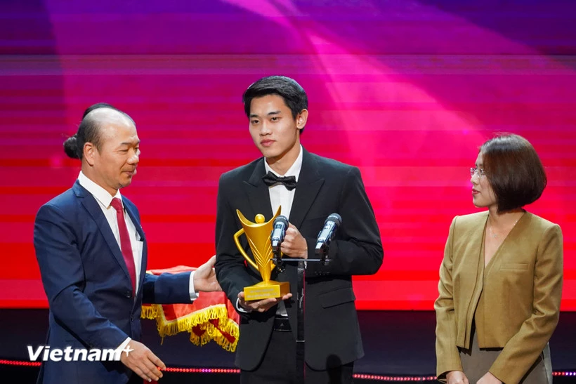 Tiền đạo Đình Bắc nhận giải thưởng Vận động viên Trẻ của năm tại Cúp Chiến thắng 2025. (Ảnh: Việt Anh/Vietnam+)