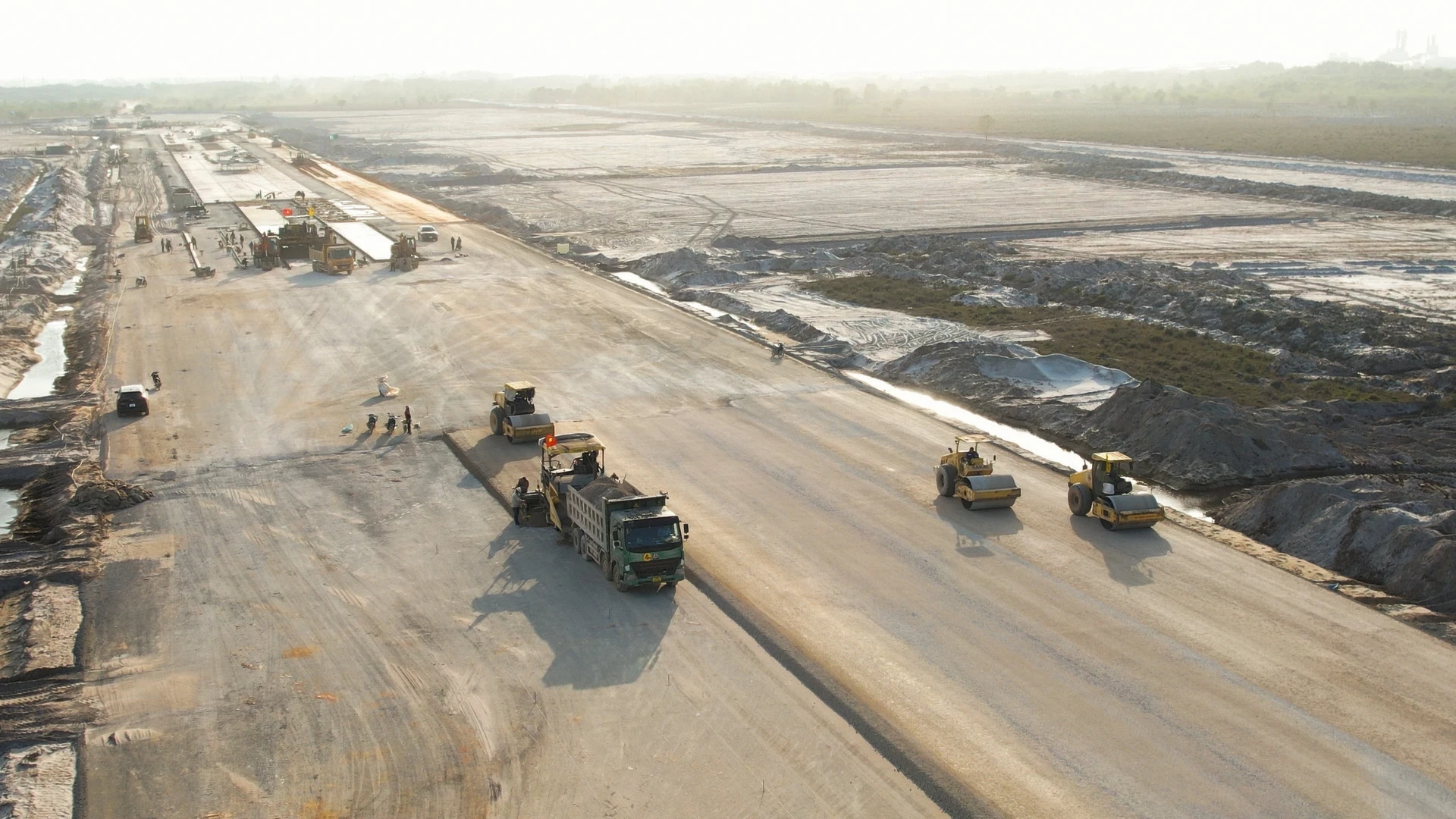 Hàng chục đầu máy, thiết bị được Công ty CP Tập đoàn CIENCO4 huy động để thi công hạng mục đường cất hạ cánh 