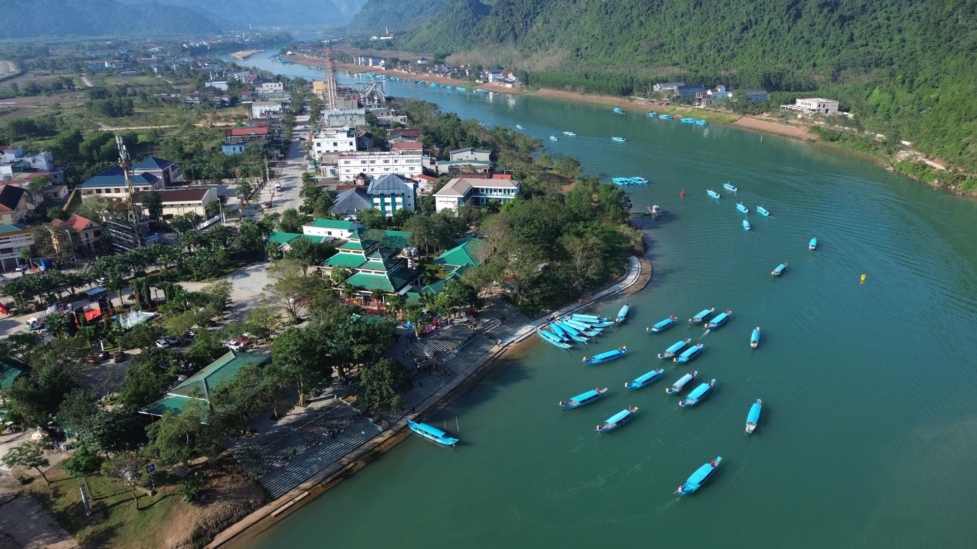 Du khách đi thuyền tham quan động Phong Nha - Ảnh: N.H