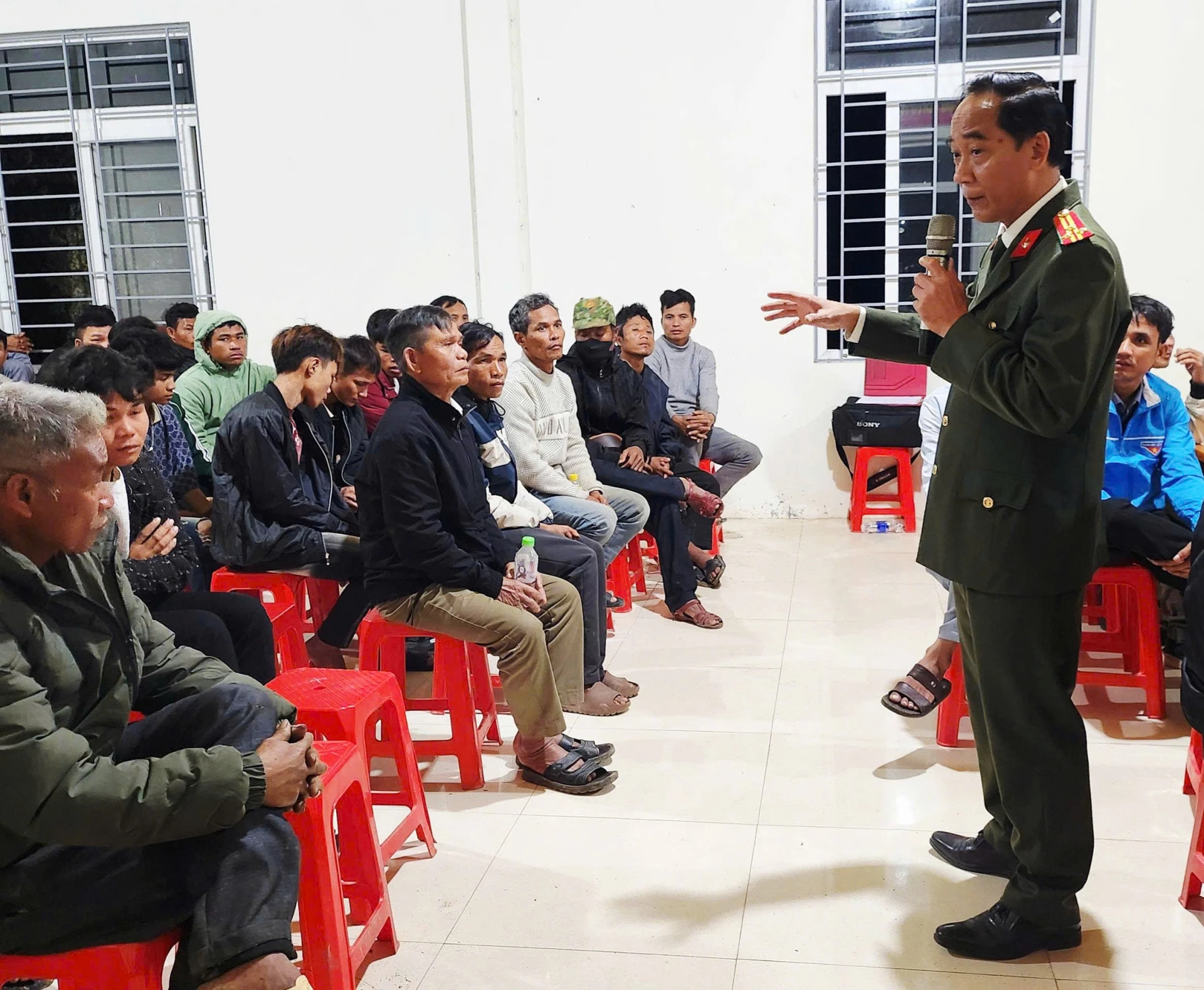 Cán bộ công an xã Đakrông trực tiếp phổ biến các quy định pháp luật và giải đáp thắc mắc cho người dân-Ảnh: K.S