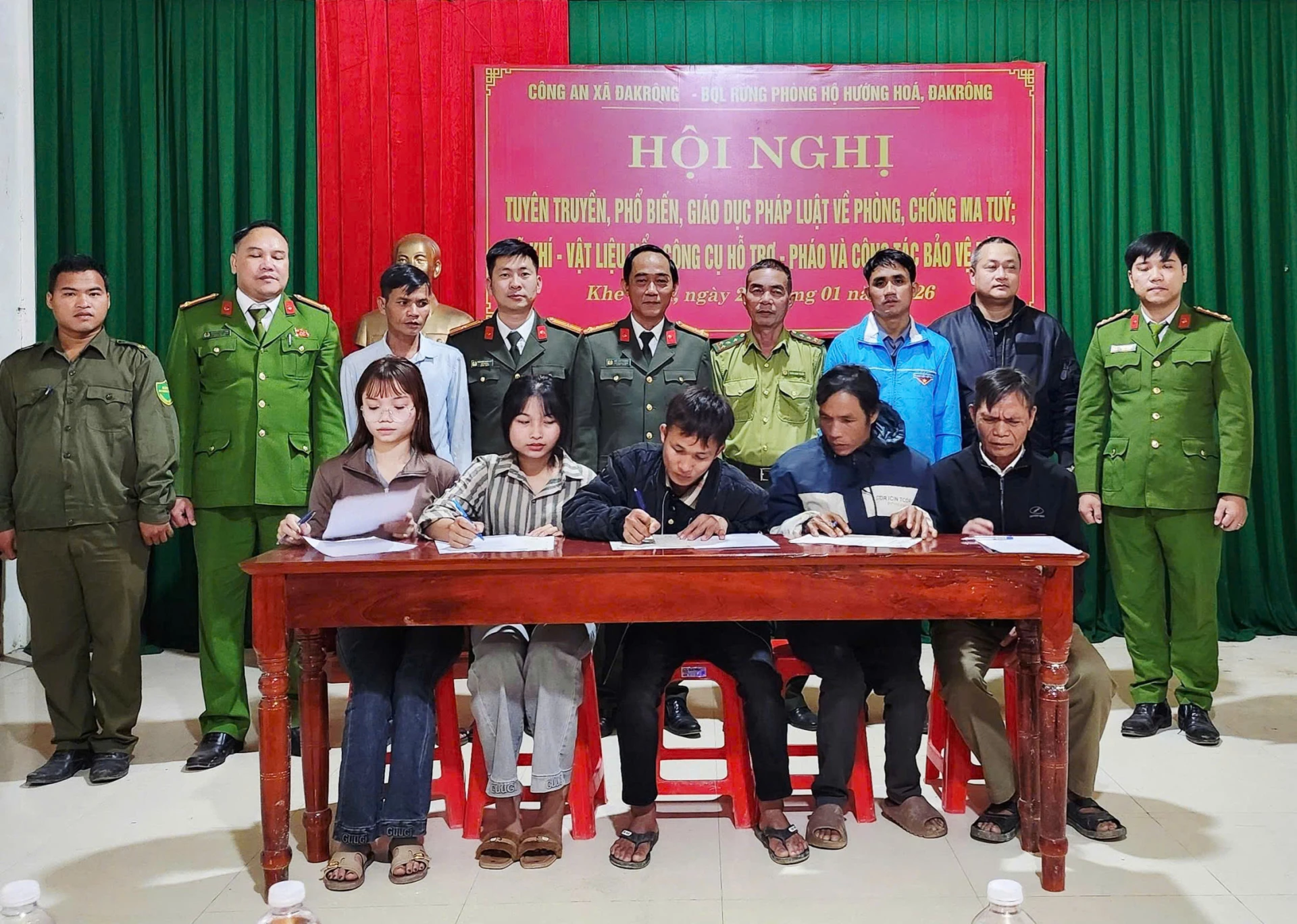 Đại diện các hộ dân tại thôn Khe Ngài ký cam kết chấp hành nghiêm túc các quy định của pháp luật-Ảnh: K.S