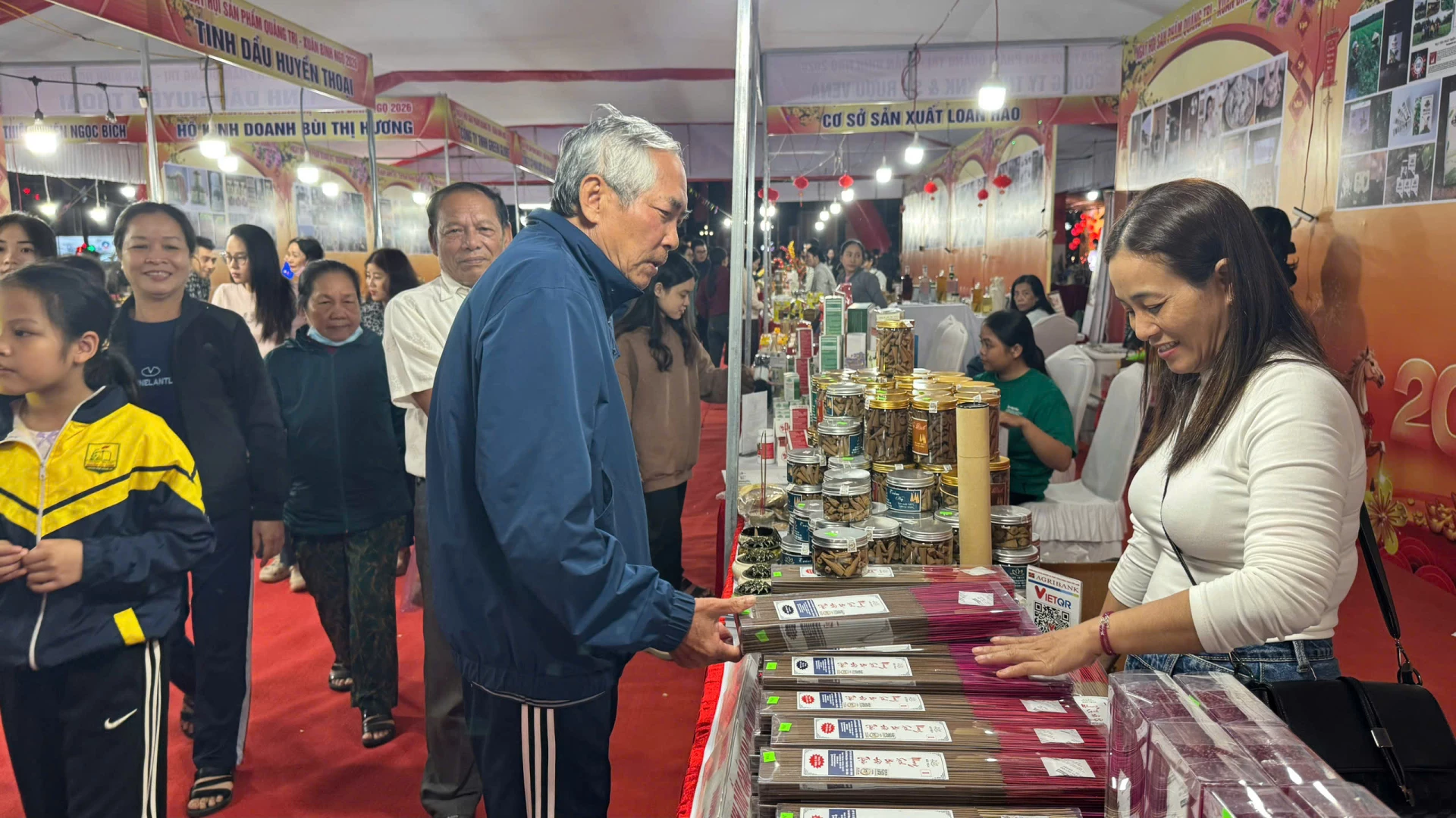 Đông đảo người dân đến tham quan và mua sắm - Ảnh: MT