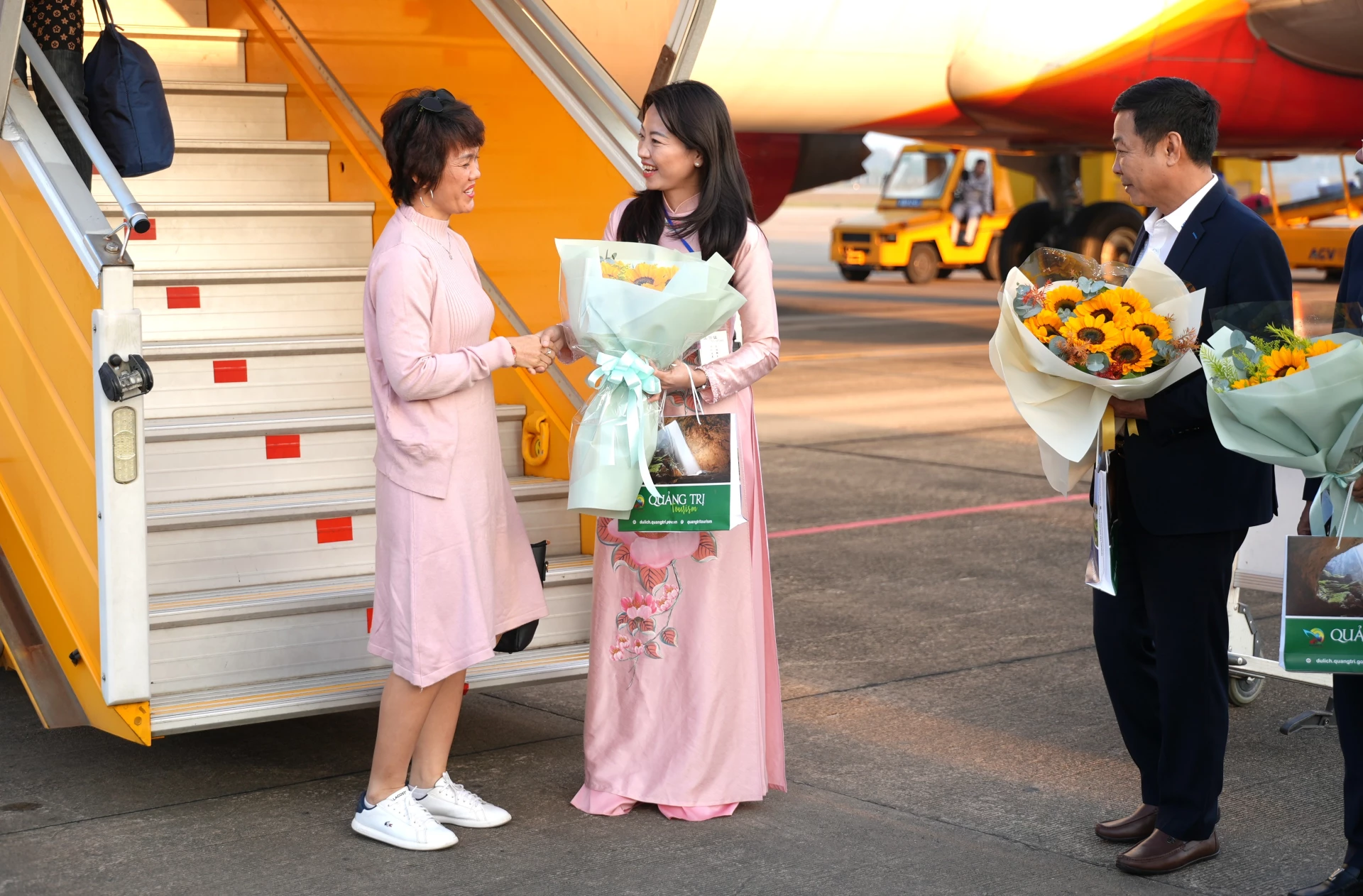 Lãnh đạo Sở Văn hóa, Thể thao và Du lịch trò chuyện cùng vị khách đầu tiên đặt chân xuống sân bay Đồng Hới trong năm 2026 - Ảnh: Trung Đức