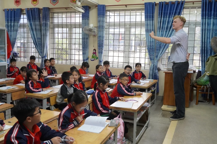 Hiện thực hóa mục tiêu đưa tiếng Anh vào đời sống học đường