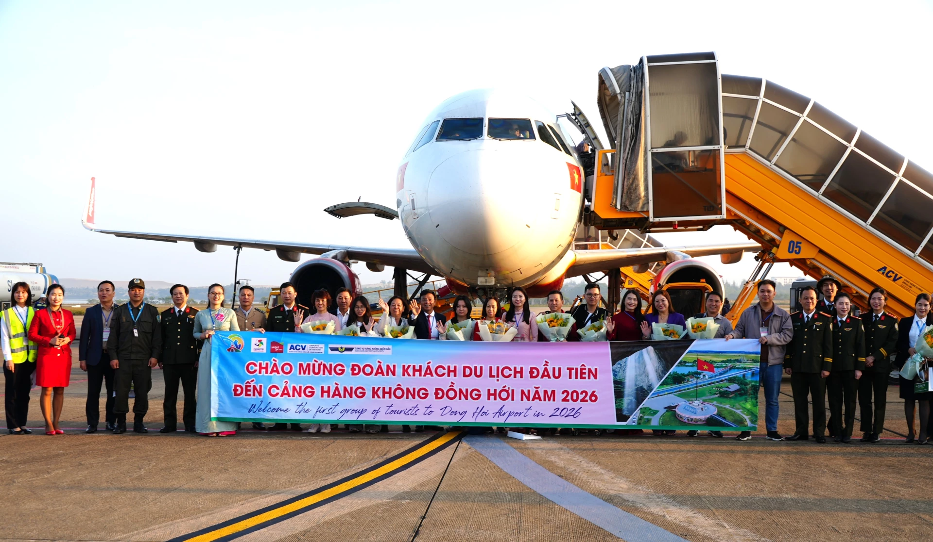 Lãnh đạo Sở Văn hóa, Thể thao và Du lịch cùng các đơn vị có liên quan tặng hoa cho phi hành đoàn trên Chuyến bay mang số hiệu VJ260 đến Quảng Trị - Ảnh: Trung Đức