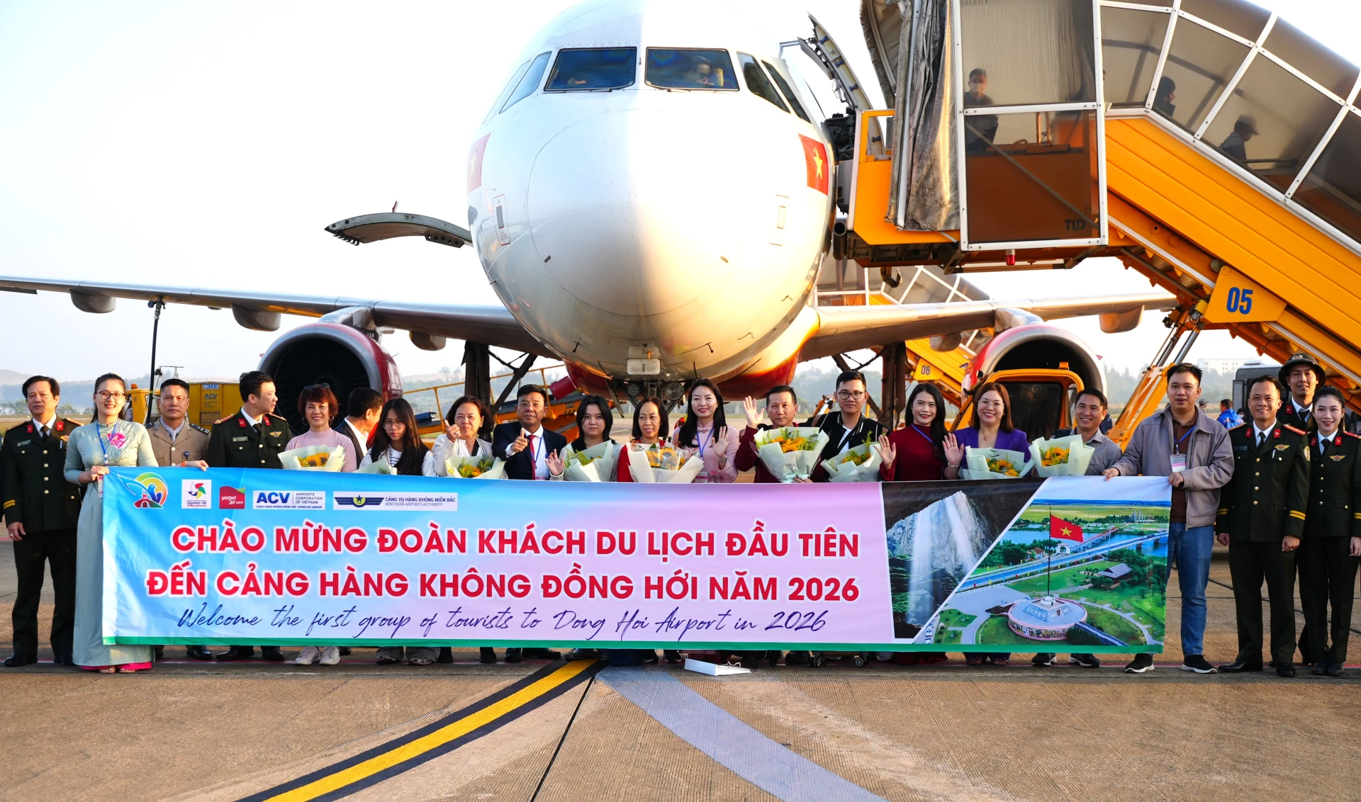 Lãnh đạo Sở Văn hóa, Thể thao và Du lịch cùng các đơn vị có liên quan tặng hoa cho những vị khách đầu tiên đến Quảng Trị bằng đường hàng không năm 2026 - Ảnh: Trung Đức