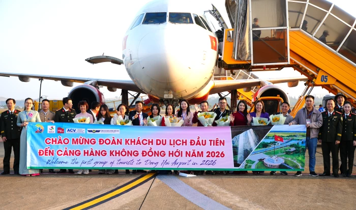Đón đoàn khách du lịch đầu tiên đến Quảng Trị bằng đường hàng không