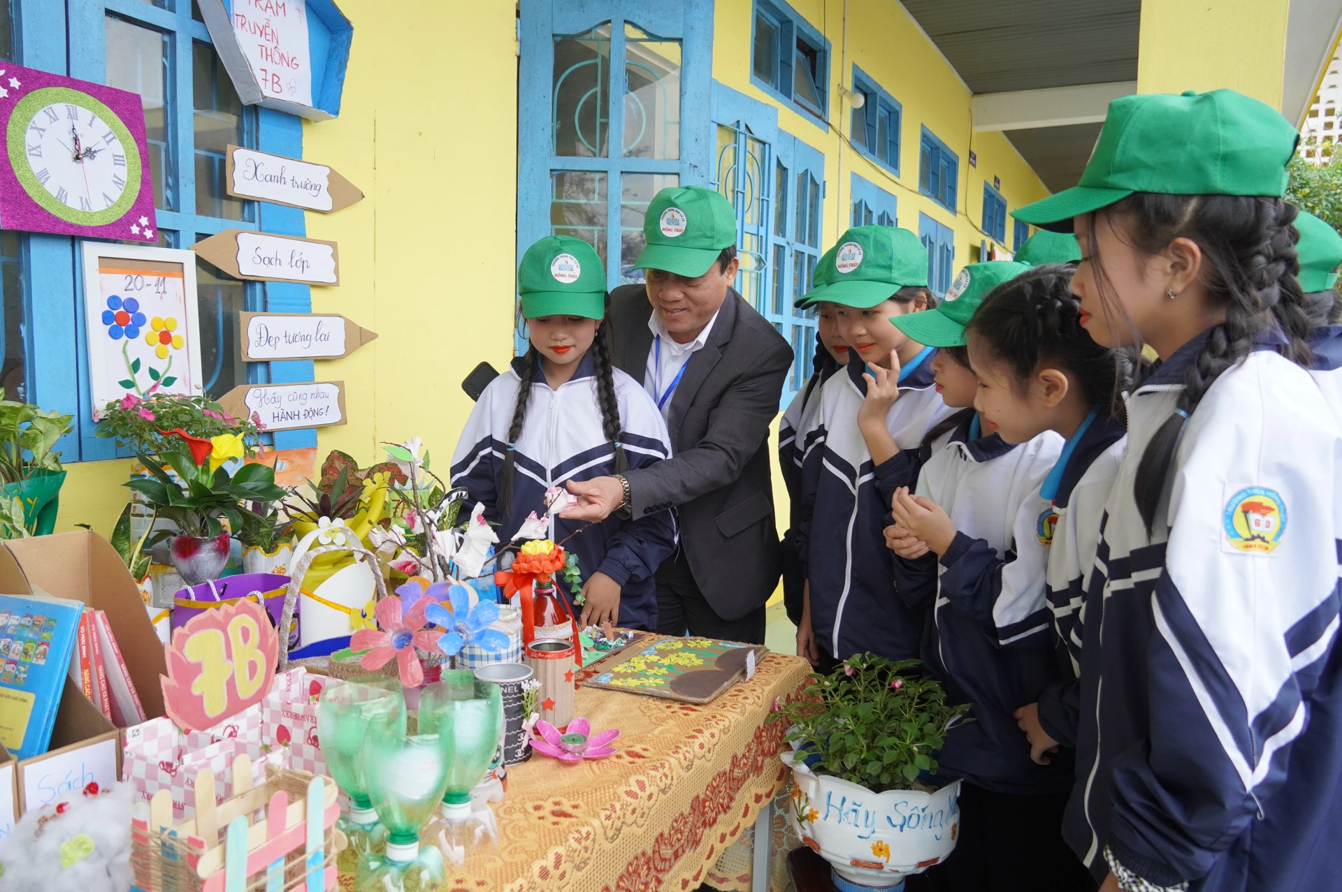 Các thông điệp về bảo vệ môi trường được học sinh chuyển tải bằng nhiều hình thức khác nhau - Ảnh: NH.V