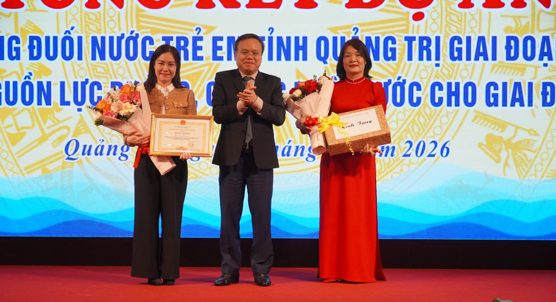 Đồng chí Phó Chủ tịch UBND tỉnh Lê Đức Tiến trao bằng khen cho cá nhân có thành tích - ẢNH: NH.V