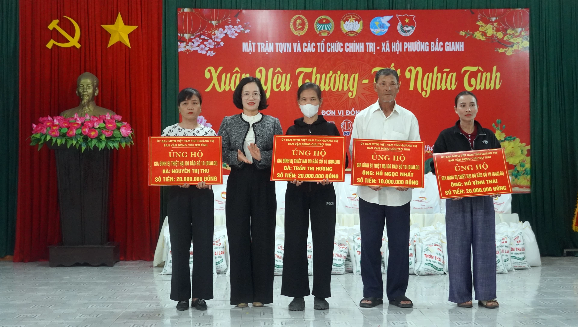 Đồng chí Đinh Thị Ngọc Lan, Bí thư Đảng ủy phường Bắc Gianh trao quà của Ủy ban MTTQ Việt Nam tỉnh cho các hộ gia đình có hoàn cảnh khó khăn - Ảnh: N.M