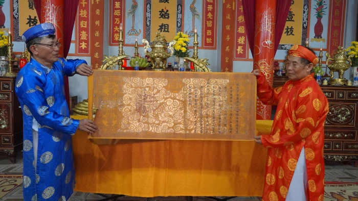 Sắc phong trong lòng phố