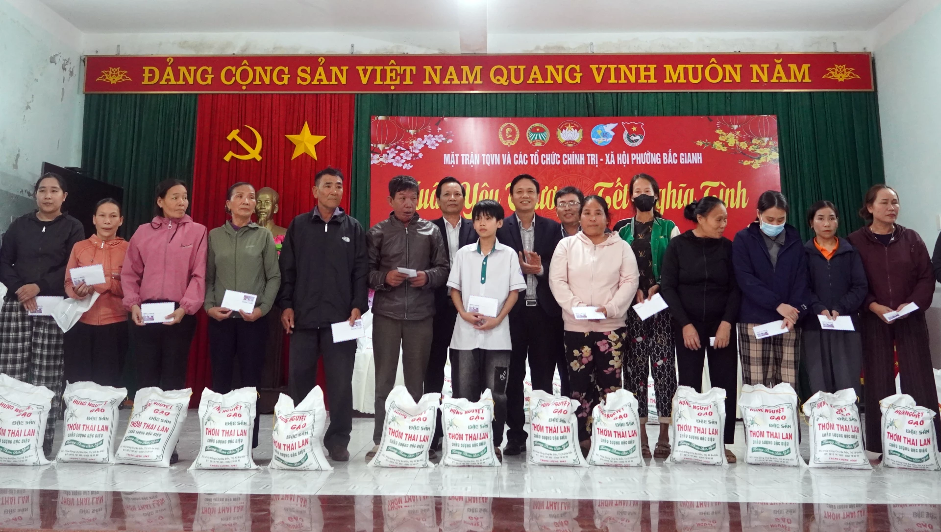 Lãnh đạo phường Bắc Gianh trao quà cho các hộ gia đình có hoàn cảnh khó khăn - Ảnh: N.M