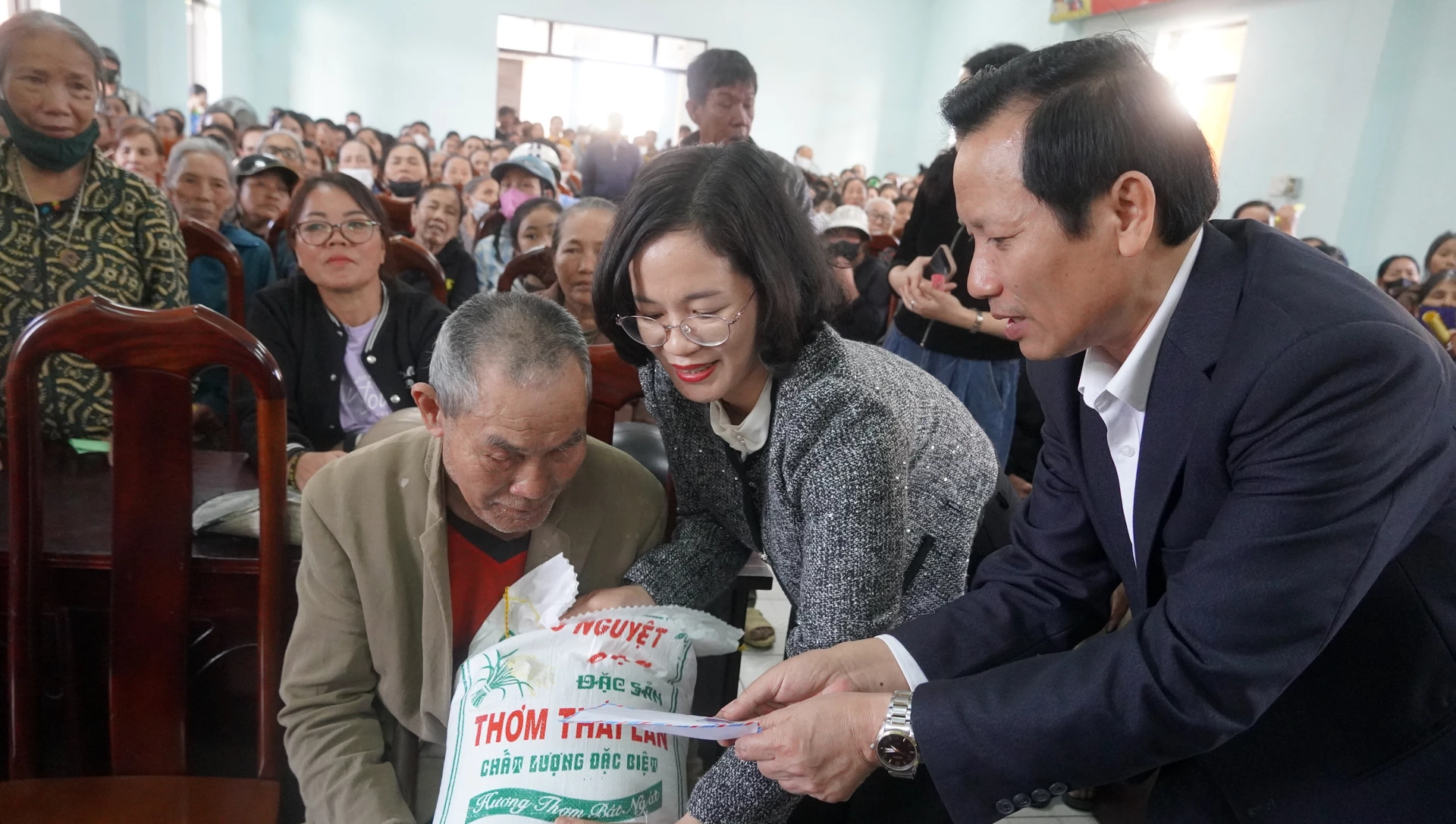 Lãnh đạo phường Bắc Gianh và nhà tài trợ trao quà cho các hộ gia đình có hoàn cảnh khó khăn - Ảnh: N.M